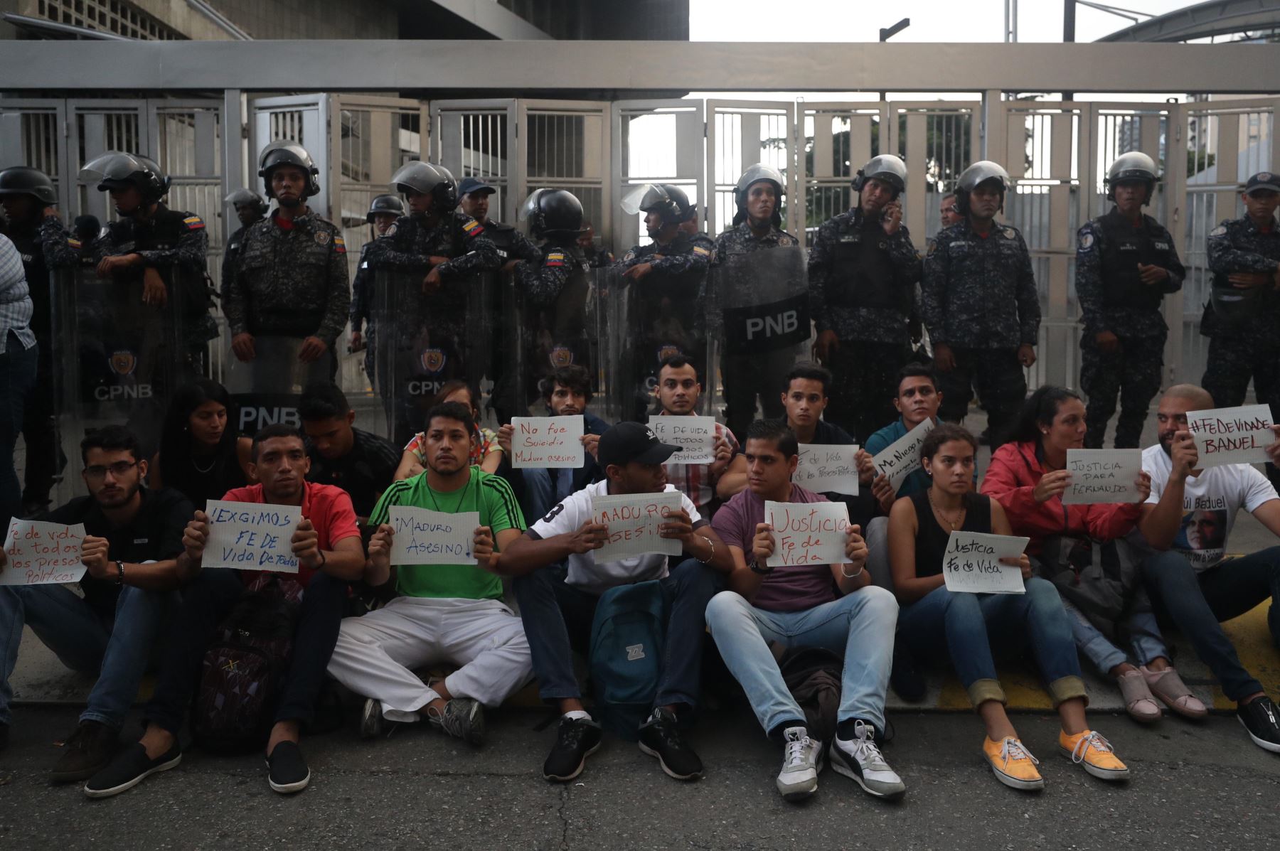 Simpatizantes de opositores venezolanos presos protestan frente al edificio del Servicio de Inteligencia Foto: EFE