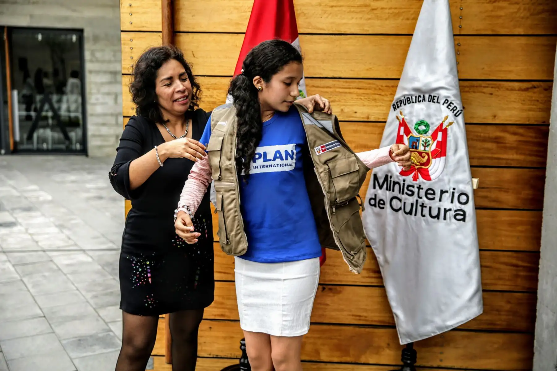 En el marco de la iniciativa global por el Dia Internacional de la Niña, la ministra de Cultura, Patricia Balbuena cedió simbolicamente su cargo a una menor de edad proveniente de Piura. Foto: ANDINA/Luis Iparraguirre