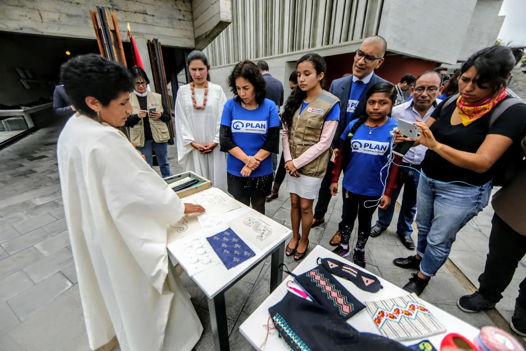 En el marco de la iniciativa global por el Dia Internacional de la Niña, la ministra de Cultura, Patricia Balbuena cedió simbolicamente su cargo a una menor de edad proveniente de Piura. Foto: ANDINA/Luis Iparraguirre