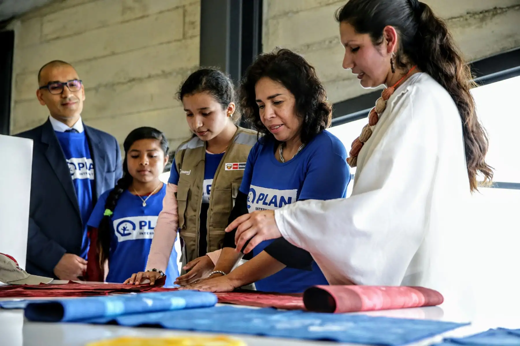 En el marco de la iniciativa global por el Dia Internacional de la Niña, la ministra de Cultura, Patricia Balbuena cedió simbolicamente su cargo a una menor de edad proveniente de Piura. Foto: ANDINA/Luis Iparraguirre