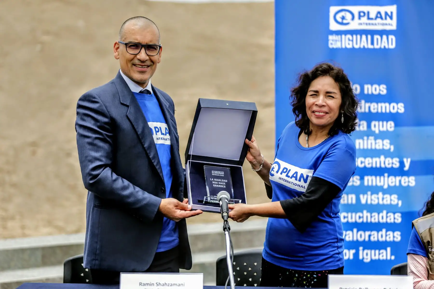 En el marco de la iniciativa global por el Dia Internacional de la Niña, la ministra de Cultura, Patricia Balbuena cedió simbolicamente su cargo a una menor de edad proveniente de Piura. Foto: ANDINA/Luis Iparraguirre