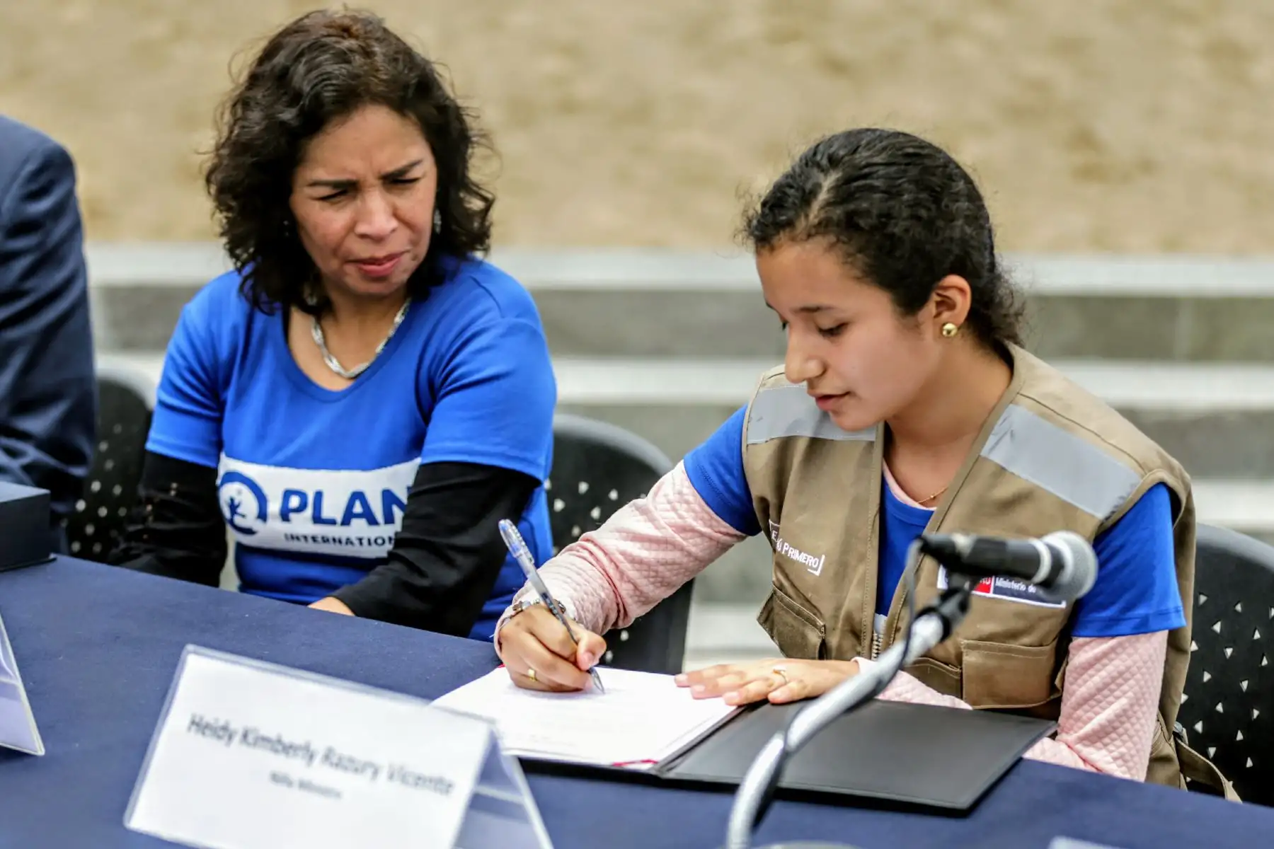 En el marco de la iniciativa global por el Dia Internacional de la Niña, la ministra de Cultura, Patricia Balbuena cedió simbolicamente su cargo a una menor de edad proveniente de Piura. Foto: ANDINA/Luis Iparraguirre