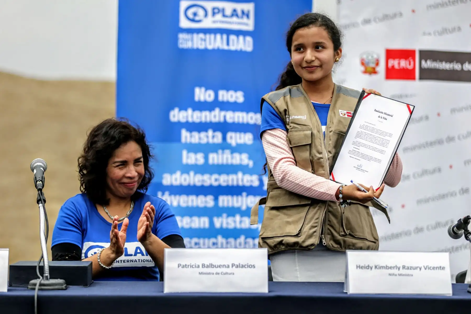 En el marco de la iniciativa global por el Dia Internacional de la Niña, la ministra de Cultura, Patricia Balbuena cedió simbolicamente su cargo a una menor de edad proveniente de Piura. Foto: ANDINA/Luis Iparraguirre