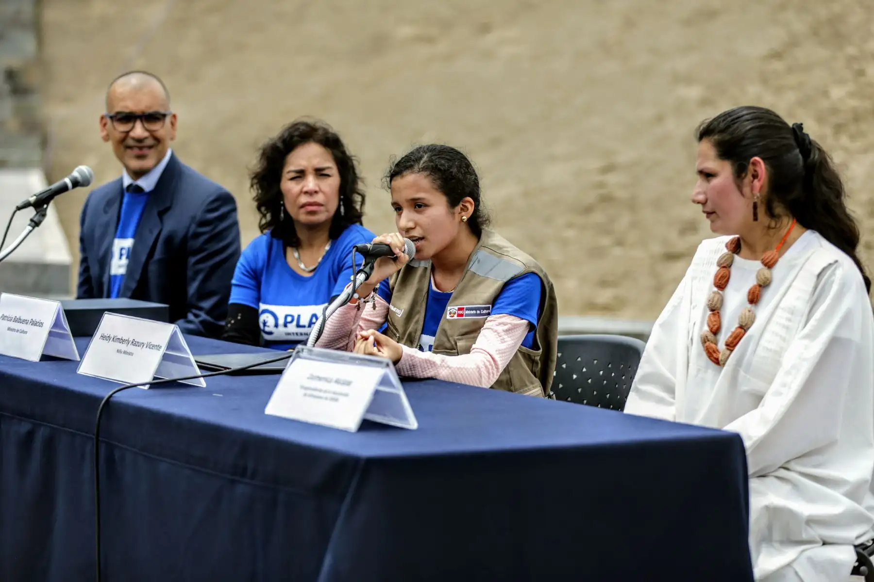 En el marco de la iniciativa global por el Dia Internacional de la Niña, la ministra de Cultura, Patricia Balbuena cedió simbolicamente su cargo a una menor de edad proveniente de Piura. Foto: ANDINA/Luis Iparraguirre
