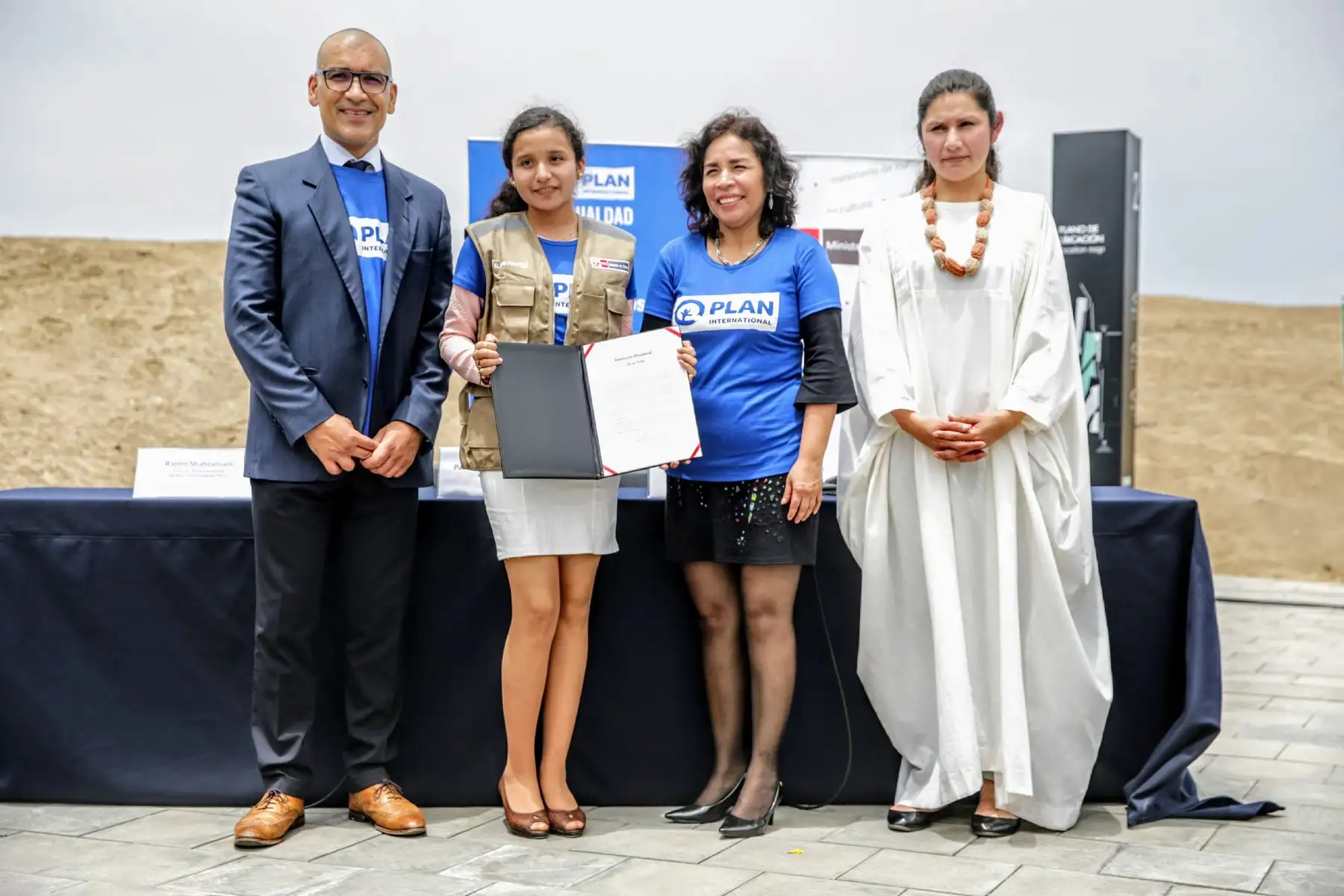En el marco de la iniciativa global por el Dia Internacional de la Niña, la ministra de Cultura, Patricia Balbuena cedió simbolicamente su cargo a una menor de edad proveniente de Piura. Foto: ANDINA/Luis Iparraguirre