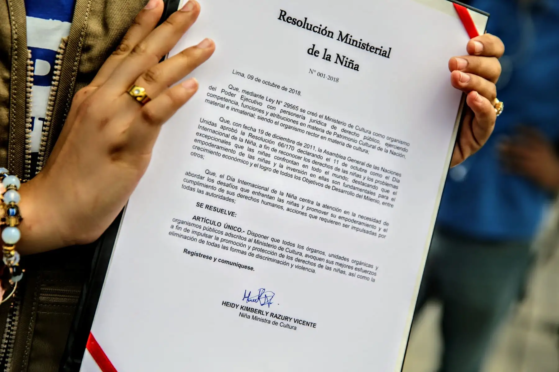 En el marco de la iniciativa global por el Dia Internacional de la Niña, la ministra de Cultura, Patricia Balbuena cedió simbolicamente su cargo a una menor de edad proveniente de Piura. Foto: ANDINA/Luis Iparraguirre