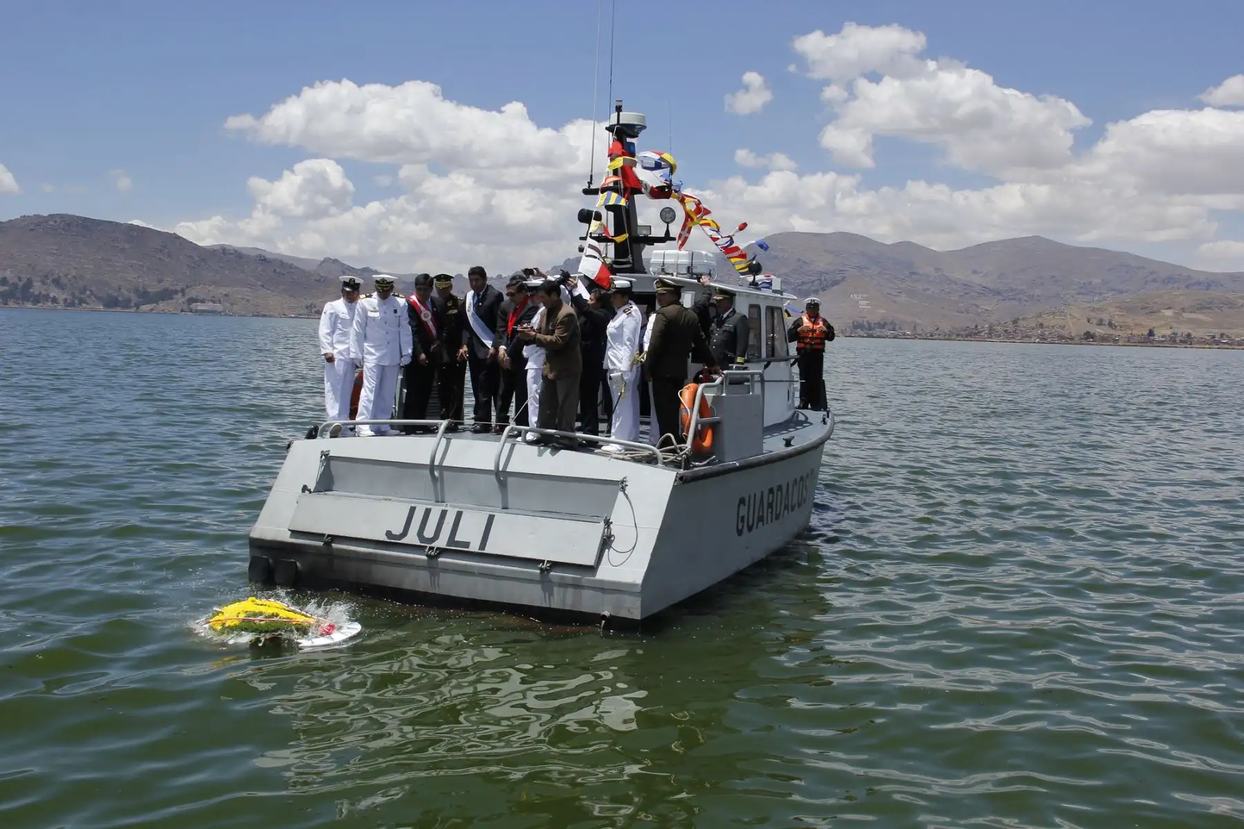 Puno rinde homenaje a Miguel Grau con ofrenda floral en el lago Titicaca. ANDINA