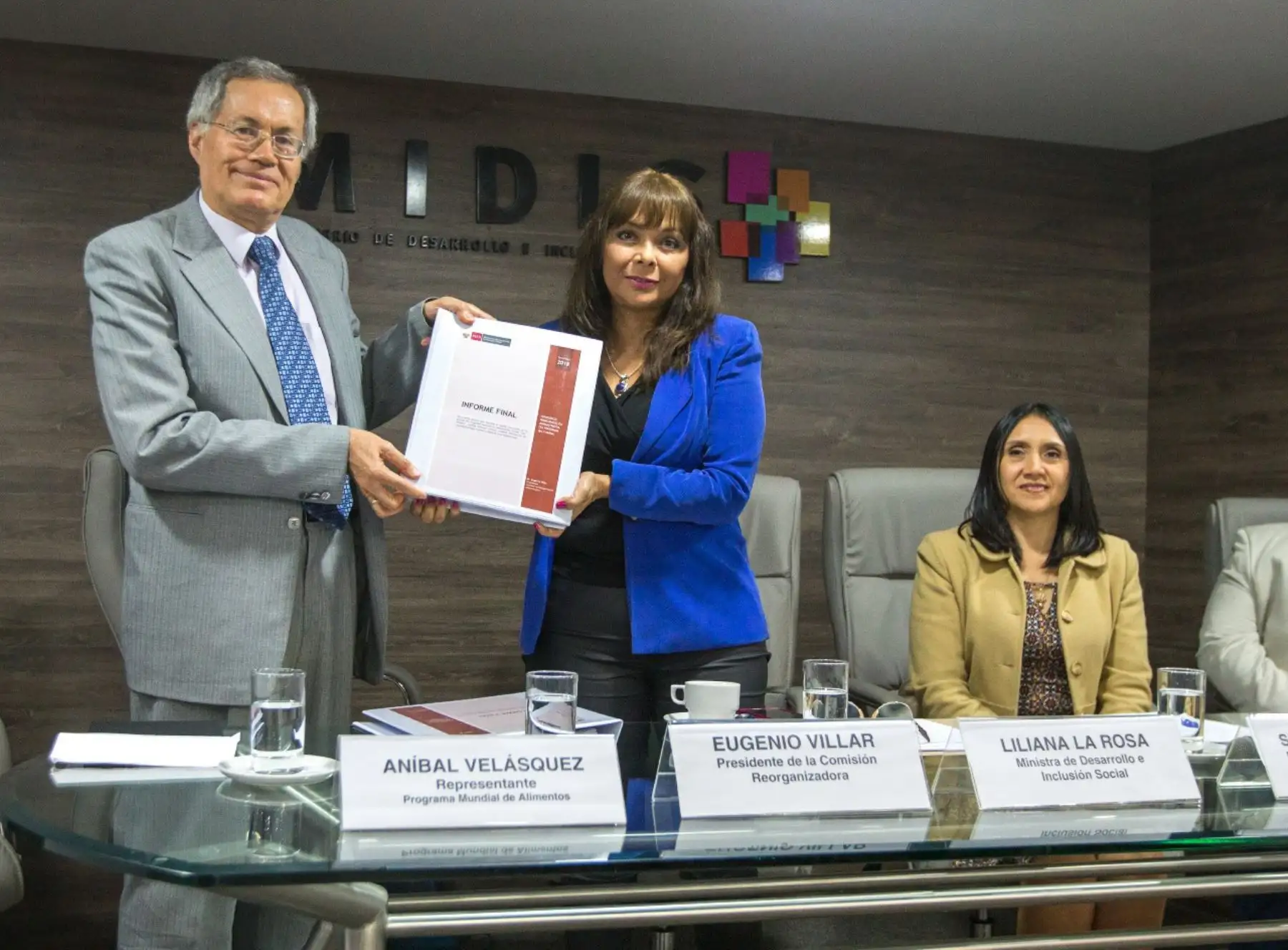 La ministra Liliana La Rosa recibió Informe Final de la Comisión de Reorganización Administrativa de Qali Warma, que incluye cerca de 200 recomendaciones para mejorar el programa de alimentación escolar.