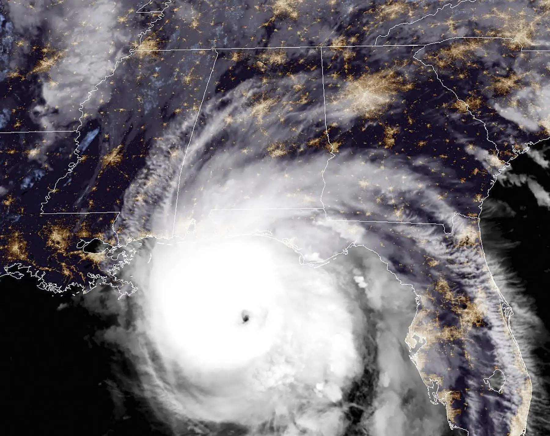 Esta imagen satelital NOAA / RAMMB tomada el 10 de octubre de 2018 a las 09:00 UTC muestra el huracán Michael frente a la costa del Golfo de EE. UU. - El huracán Michael se acercó a la costa del golfo de Florida el 10 de octubre de 2018 como una tormenta "extremadamente peligrosa" de categoría cuatro con fuertes vientos y una gran marejada, dijeron los pronosticadores de EE. UU. El Centro Nacional de Huracanes de Miami dijo que la tempestad local están llamando a un evento meteorológico "sin precedentes" pa