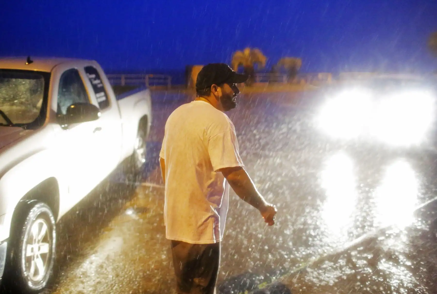 Un hombre corre para comprobar su embarcación ante la llegada del huracán Michael en Panam· City, Florida, Estados Unidos, hoy, 10 de octubre de 2018. El huracán Michael subió hoy a categoría 4 -de un máximo de 5- con vientos máximos sostenidos de hasta 210 kilómetros por hora en su avance por el Golfo de México en dirección al estado de Florida, seg˙n informó hoy el Centro Nacional de Huracanes (NHC). EFE