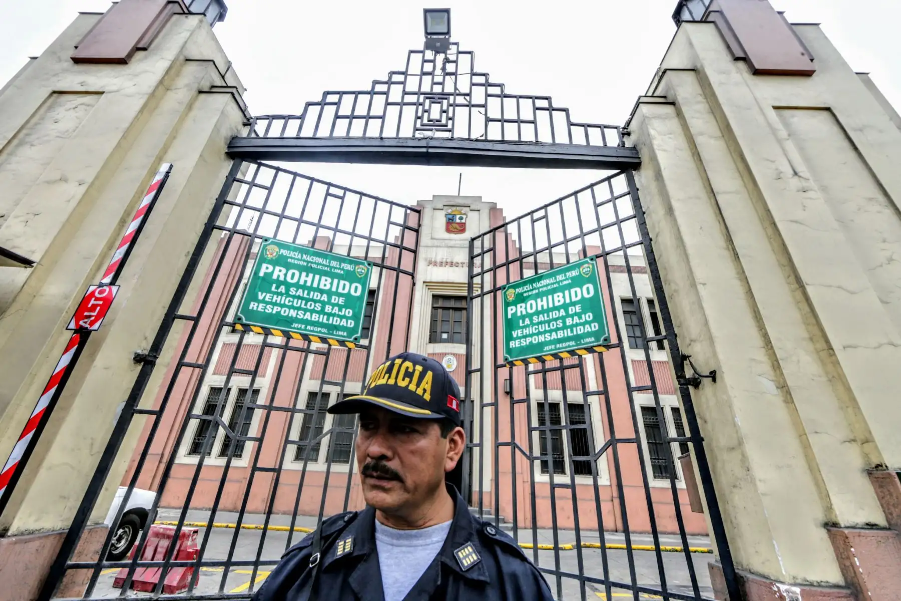 Exteriores de la Prefectura de Lima, donde se encontraría detenida Keiko Fujimori. Foto: ANDINA/Luis Iparraguirre