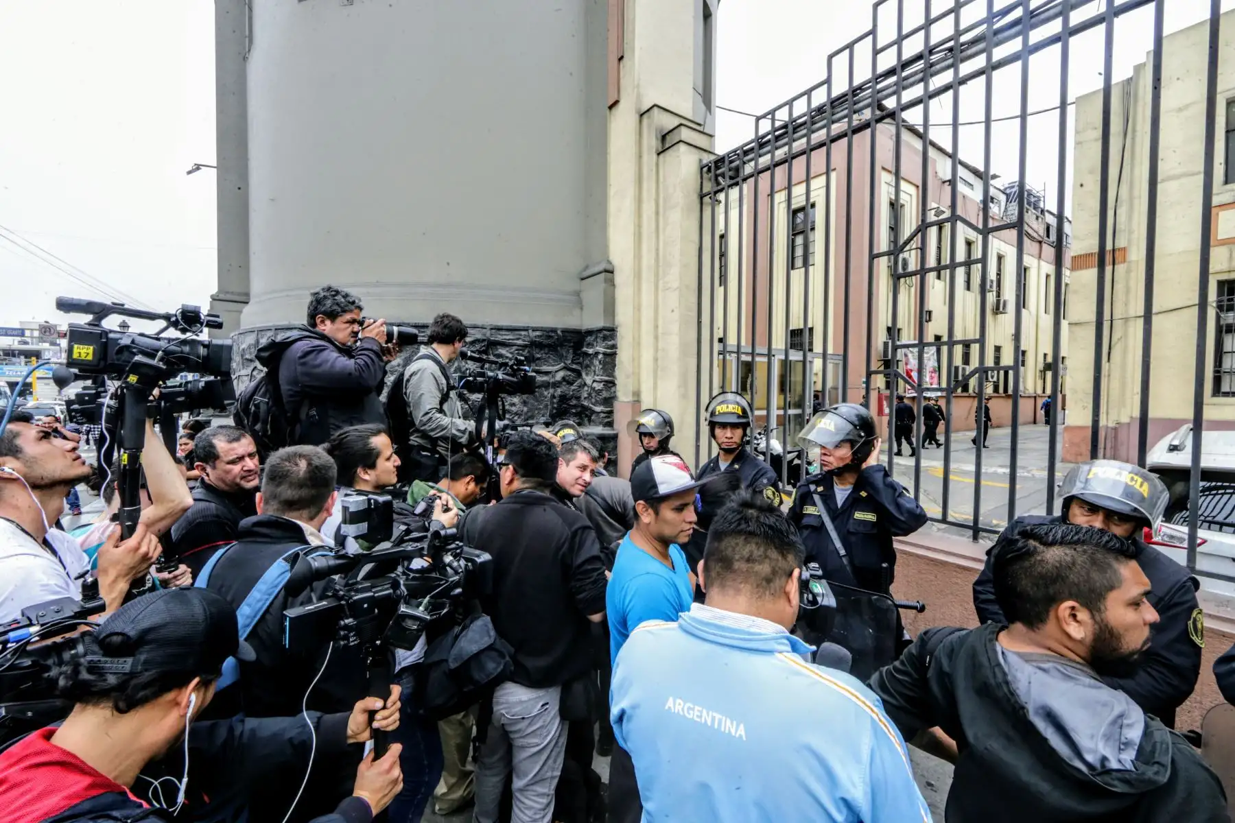 Exteriores de la Prefectura de Lima, donde se encontraría detenida Keiko Fujimori. Foto: ANDINA/Luis Iparraguirre