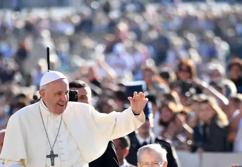 El papa Francisco saluda durante su tradicional audiencia semanal en la Plaza de San Pedro del Vaticano Foto: AFP