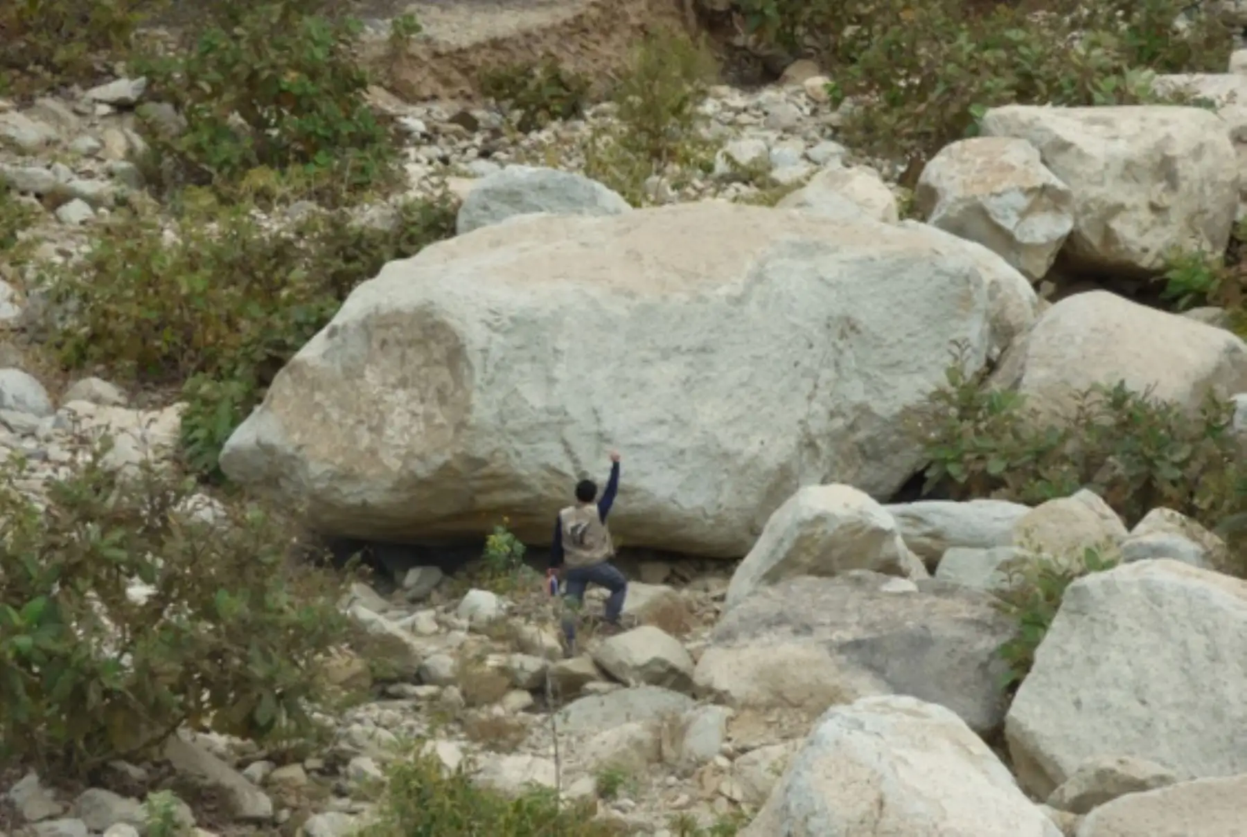 Bloque de aproximadamente 150 metros cúbicos movilizado por huaicos ocurridos durante El Niño Costero, según evaluación geológica del Ingemmet.