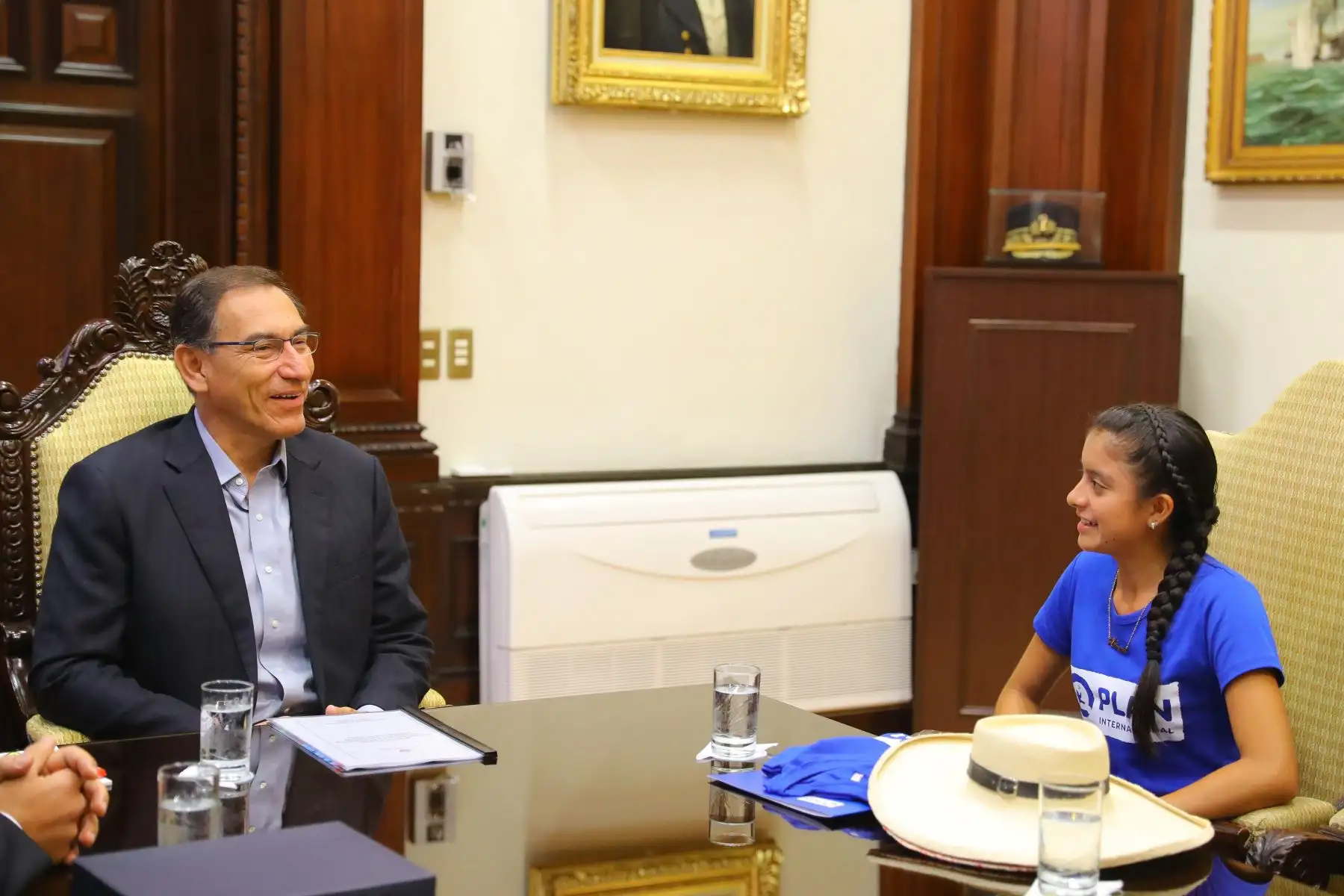 Como parte de las actividades por el Día Internacional de la Niña, y reafirmando el compromiso para proteger los derechos de las niñas, especialmente de aquellas que se encuentran en situación de vulnerabilidad, el presidente de la República, Martín Vizcarra, cedió hoy de manera simbólica su cargo a la niña piurana Emily Ximena Córdova.Foto: ANDINA/Andrés Valle/Prensa Presidencia