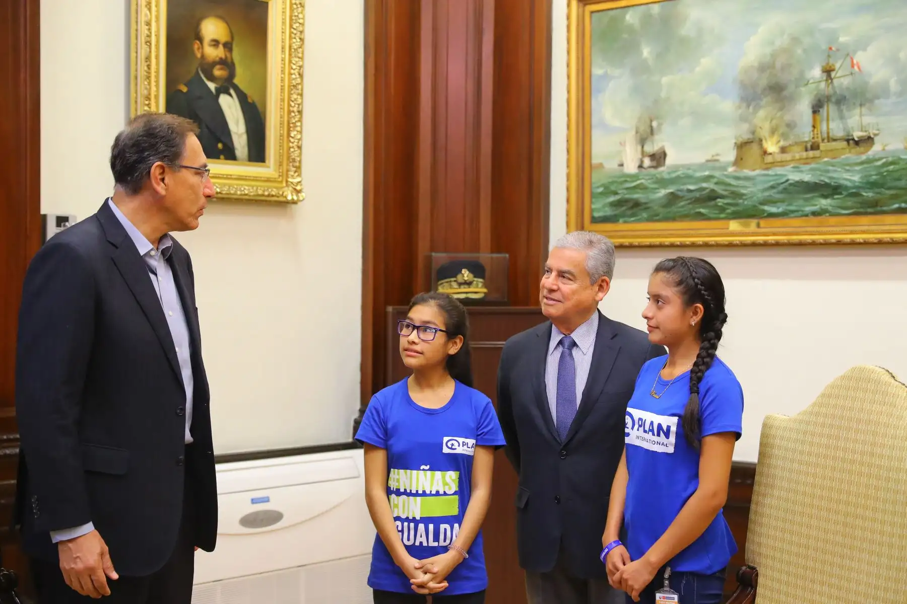 Como parte de las actividades por el Día Internacional de la Niña, y reafirmando el compromiso para proteger los derechos de las niñas, especialmente de aquellas que se encuentran en situación de vulnerabilidad, el presidente de la República, Martín Vizcarra, cedió hoy de manera simbólica su cargo a la niña piurana Emily Ximena Córdova.Foto: ANDINA/Andrés Valle/Prensa Presidencia