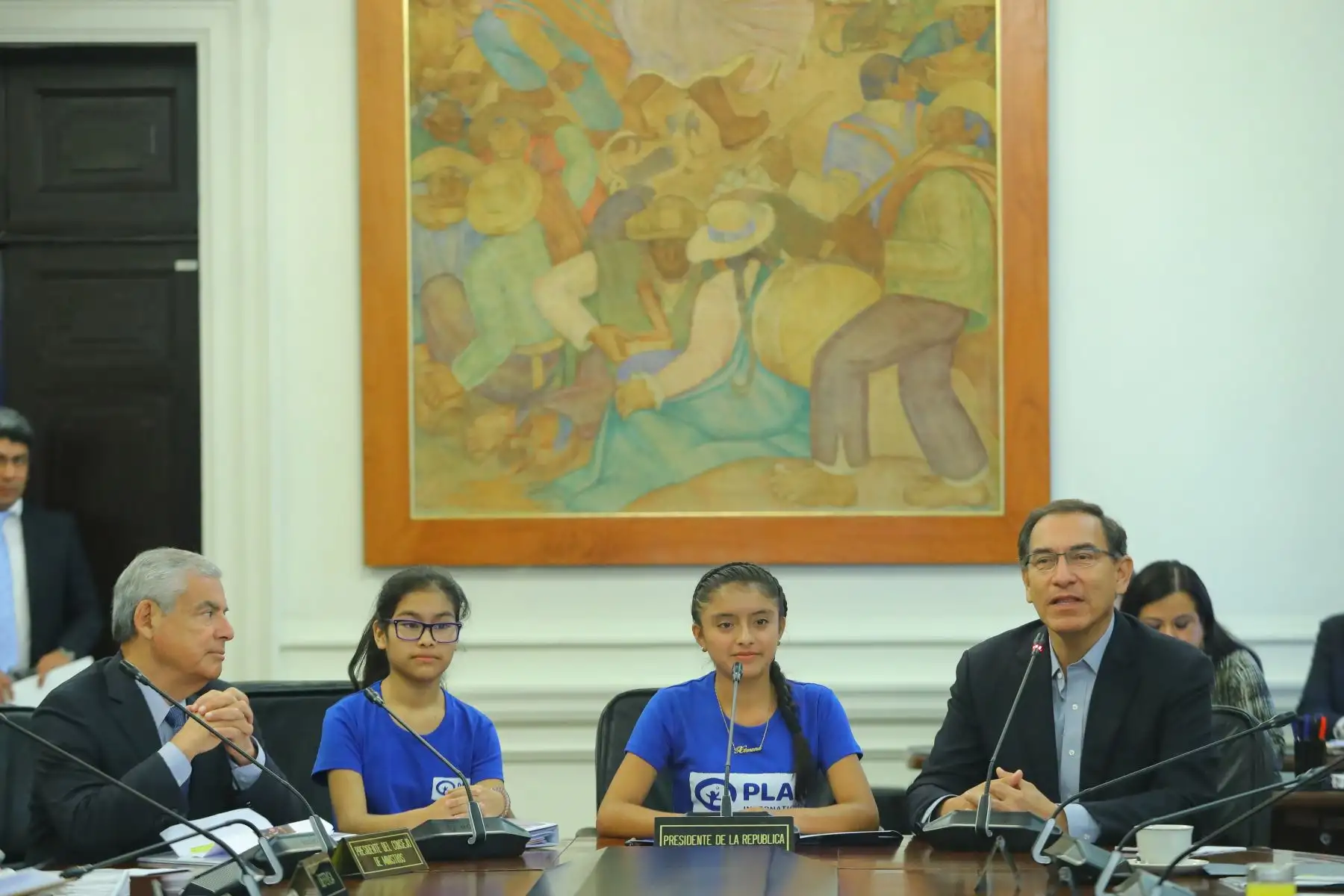 Como parte de las actividades por el Día Internacional de la Niña, y reafirmando el compromiso para proteger los derechos de las niñas, especialmente de aquellas que se encuentran en situación de vulnerabilidad, el presidente de la República, Martín Vizcarra, cedió hoy de manera simbólica su cargo a la niña piurana Emily Ximena Córdova.Foto: ANDINA/Andrés Valle/Prensa Presidencia