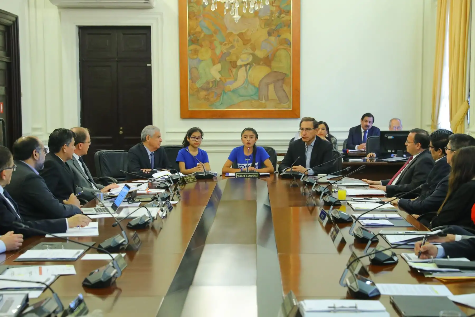 Como parte de las actividades por el Día Internacional de la Niña, y reafirmando el compromiso para proteger los derechos de las niñas, especialmente de aquellas que se encuentran en situación de vulnerabilidad, el presidente de la República, Martín Vizcarra, cedió hoy de manera simbólica su cargo a la niña piurana Emily Ximena Córdova.Foto: ANDINA/Andrés Valle/Prensa Presidencia