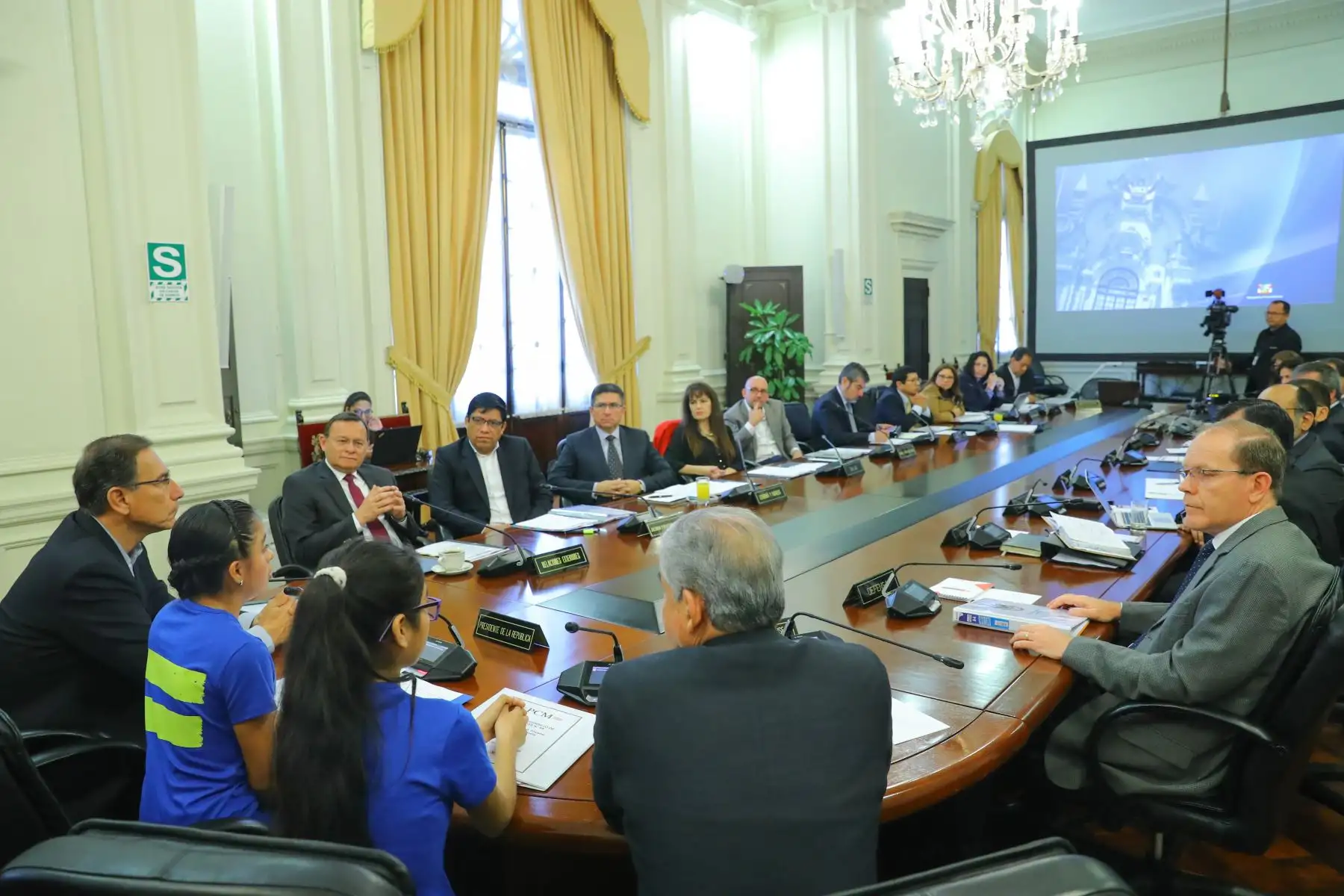 Como parte de las actividades por el Día Internacional de la Niña, y reafirmando el compromiso para proteger los derechos de las niñas, especialmente de aquellas que se encuentran en situación de vulnerabilidad, el presidente de la República, Martín Vizcarra, cedió hoy de manera simbólica su cargo a la niña piurana Emily Ximena Córdova.Foto: ANDINA/Andrés Valle/Prensa
