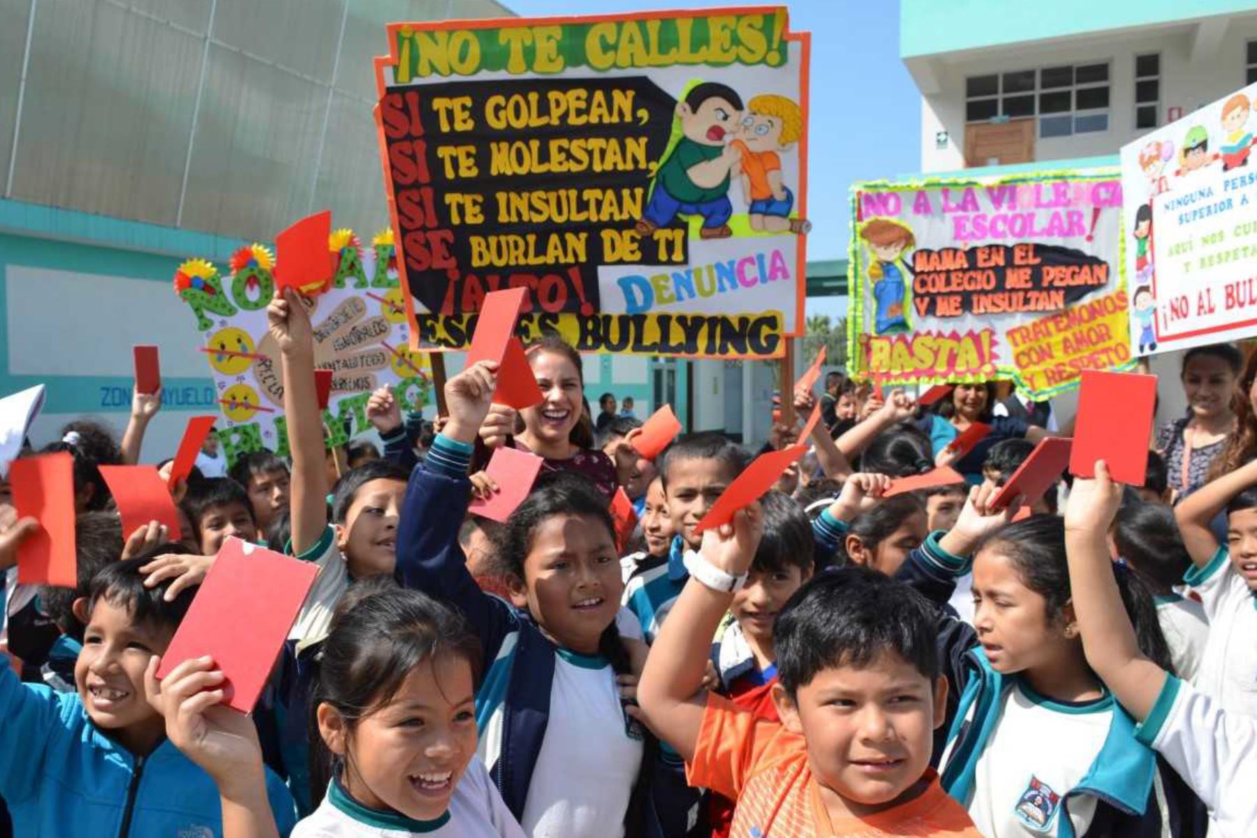 El Ministerio de Educación (Minedu) presentó hoy en Trujillo, en la Institución Educativa N° 81026 Andrés Avelino Cáceres, la campaña nacional "Sácale tarjeta roja a la violencia", que forma parte de una estrategia que busca erradicar el bullying de los colegios.