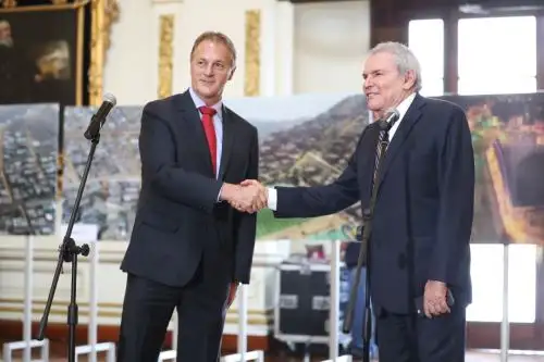 El alcalde de Lima, Luis Castañeda Lossio, recibió esta tarde en la sede del Palacio Municipal a su sucesor Jorge Muñoz