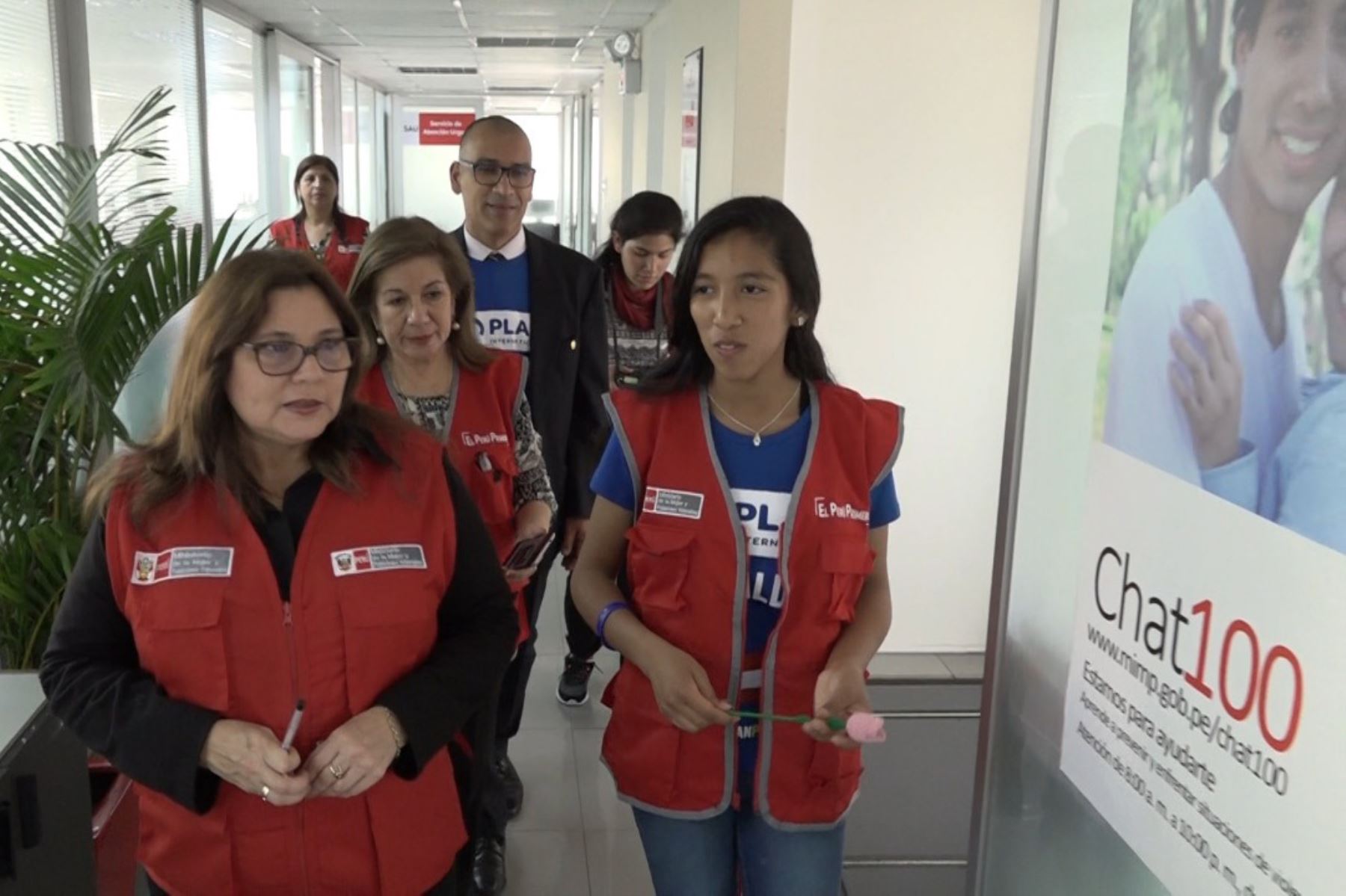 Las ministras visitaron la sede del servicio de la Línea 100 y posteriormente recorrieron las instalaciones del Centro de Emergencia Mujer (CEM)