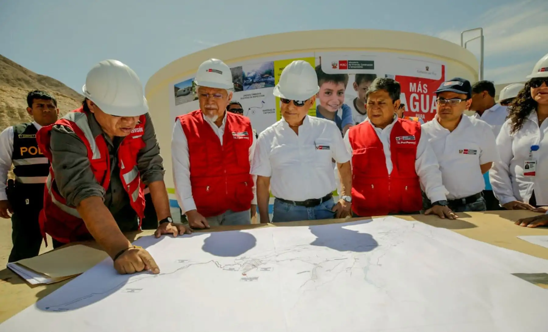 El premier, Cesar Villanueva, junto al titular de vivienda, Javier Piqué, participan de la inspección técnica al avance de la obra de saneamiento y agua potable que se ejecuta en el Centro Poblado Los Ángeles, en la provincia de Mariscal Nieto, en Moquegua. Foto: ANDINA/PCM