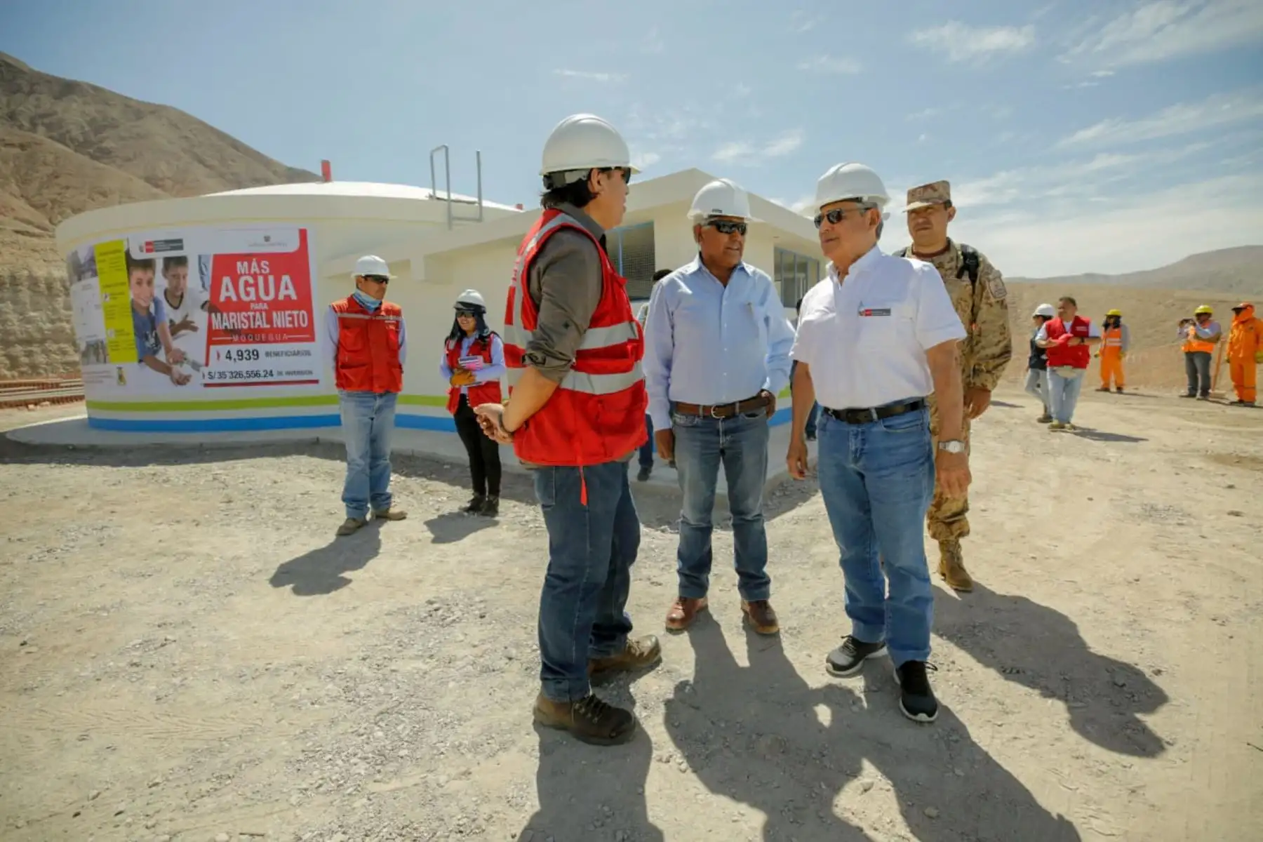 El premier, Cesar Villanueva, junto al titular de vivienda, Javier Piqué, participan de la inspección técnica al avance de la obra de saneamiento y agua potable que se ejecuta en el Centro Poblado Los Ángeles, en la provincia de Mariscal Nieto, en Moquegua. Foto: ANDINA/PCM