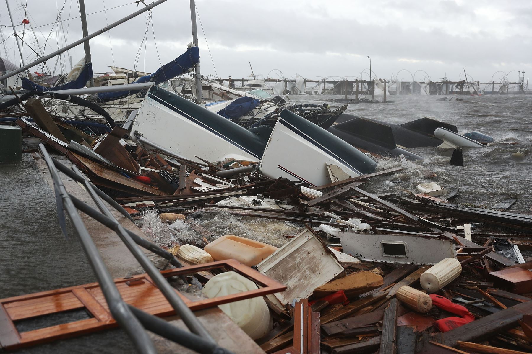 Barcos en una pila de escombros después del huracán Michael Foto: AFP