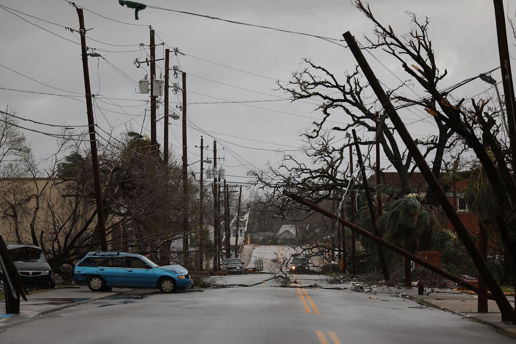 Postes eléctricos caídos luego del paso del huracán Michael Foto: AFP
