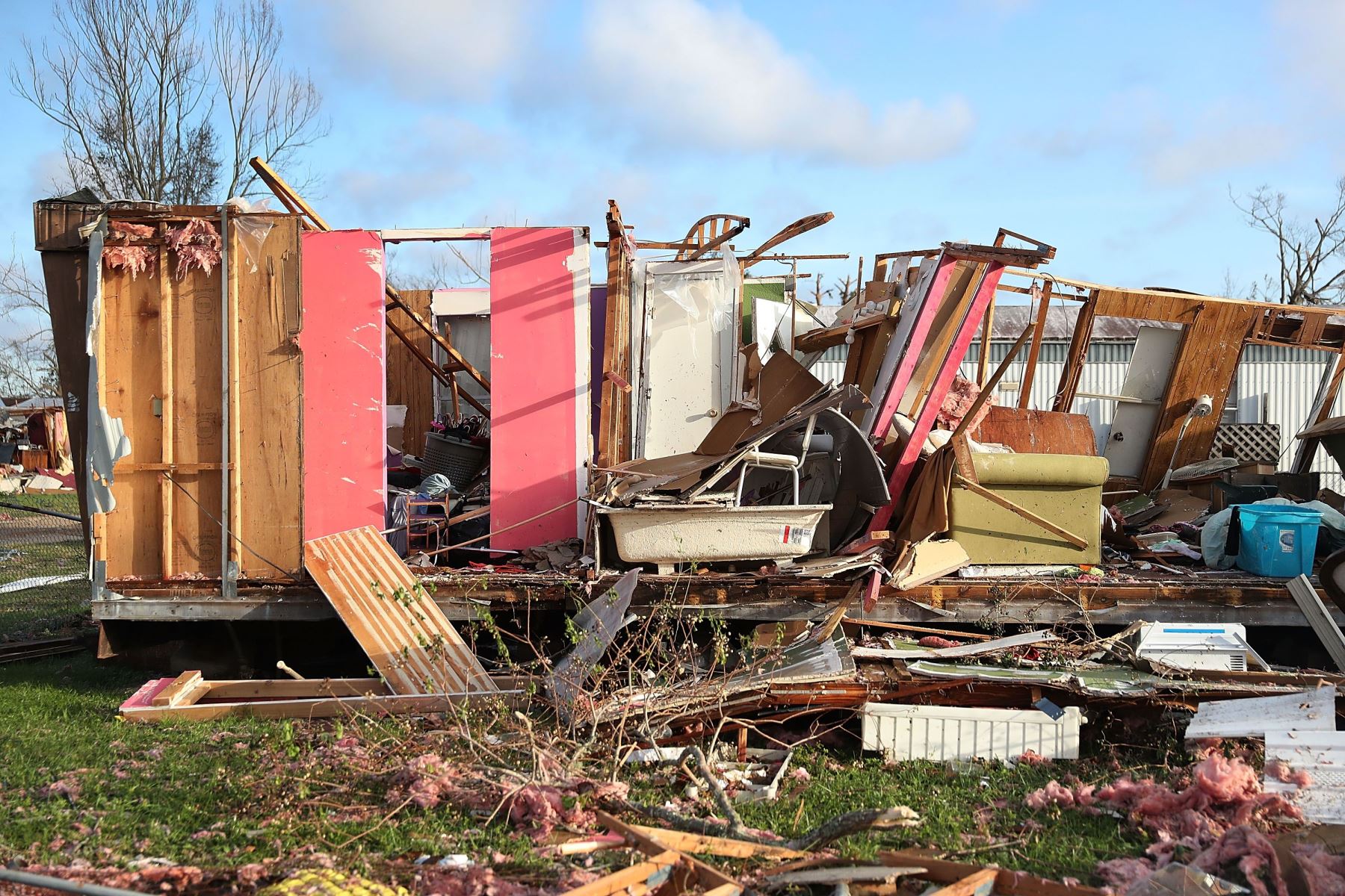 Los escombros se derraman junto a una casa móvil destruida por el huracán Michael Foto: AFP