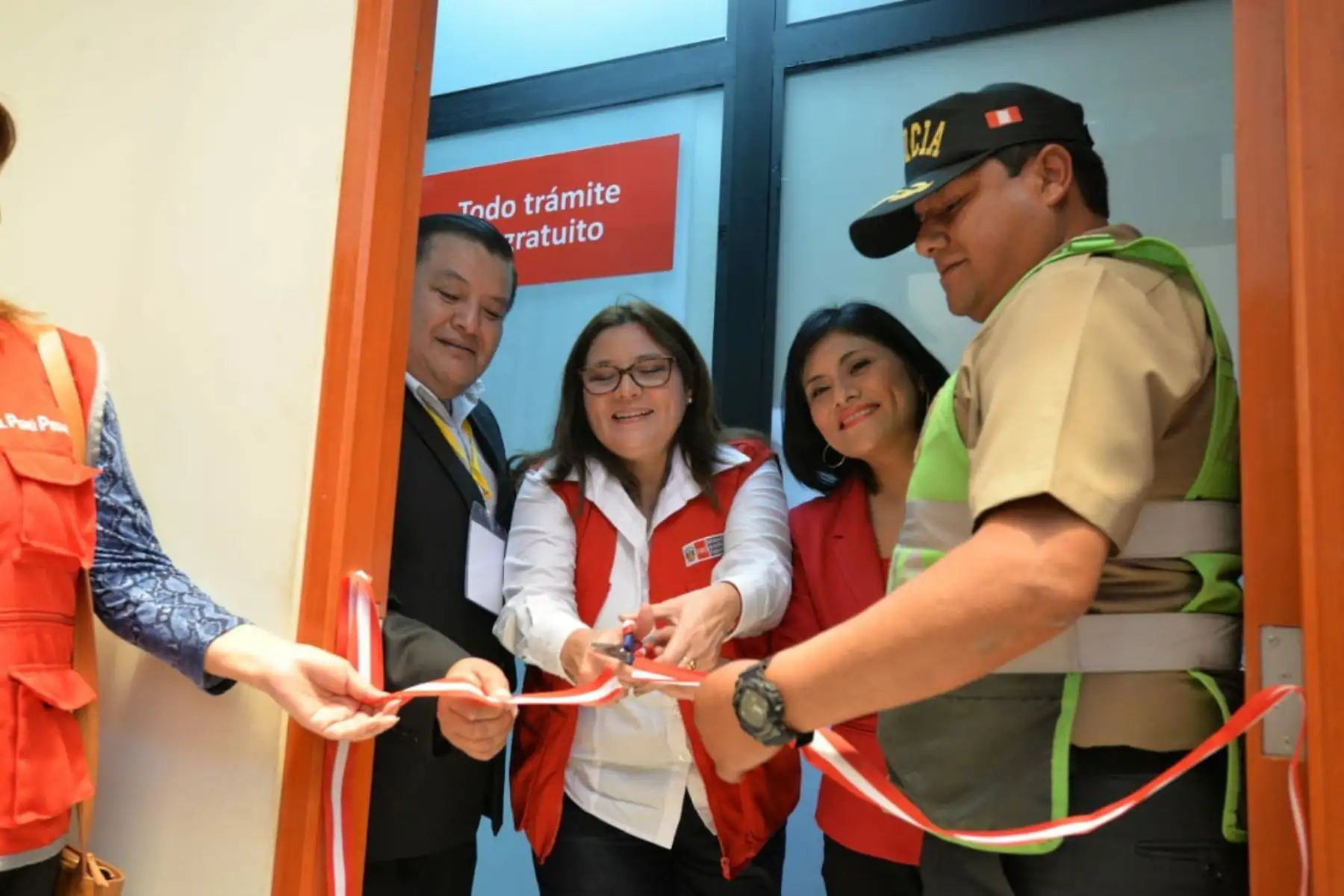 La ministra de la Mujer y Poblaciones Vulnerables, Ana María Mendieta, y la viceministra de Seguridad Pública del Ministerio del Interior, Nataly Ponce, inauguraron el Centro de Emergencia Mujer en la comisaría San Antonio, ubicado en la provincia Mariscal Nieto,la región Moquegua.
