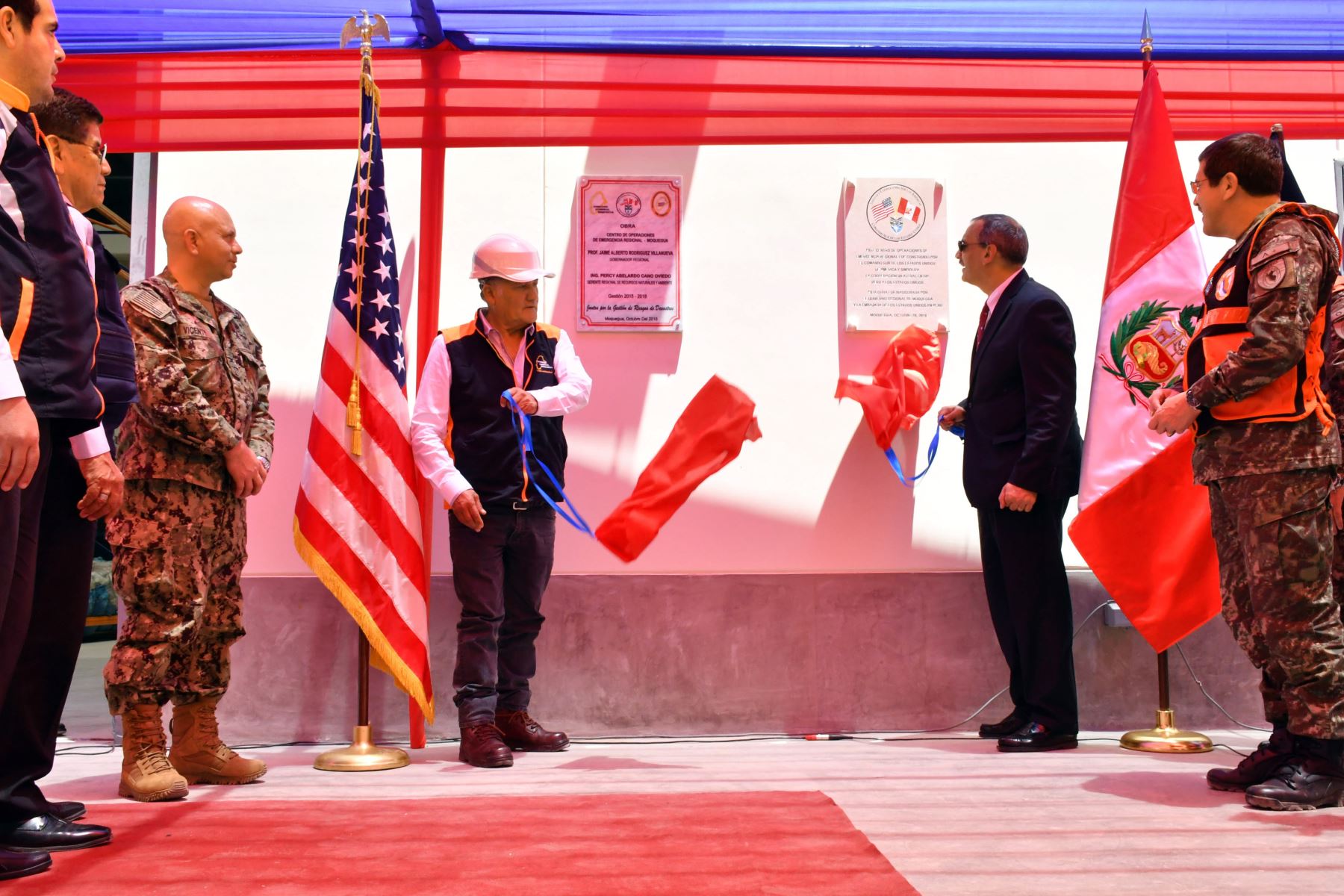 El embajador de Estados Unidos en Perú, Krishna R. Urs, y autoridades peruanas inauguraron COER Moquegua.