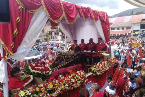 El Señor de los Temblores inició histórico recorrido, que lo llevará a la ciudad del Cusco, luego de la restauración al que fue sometido.