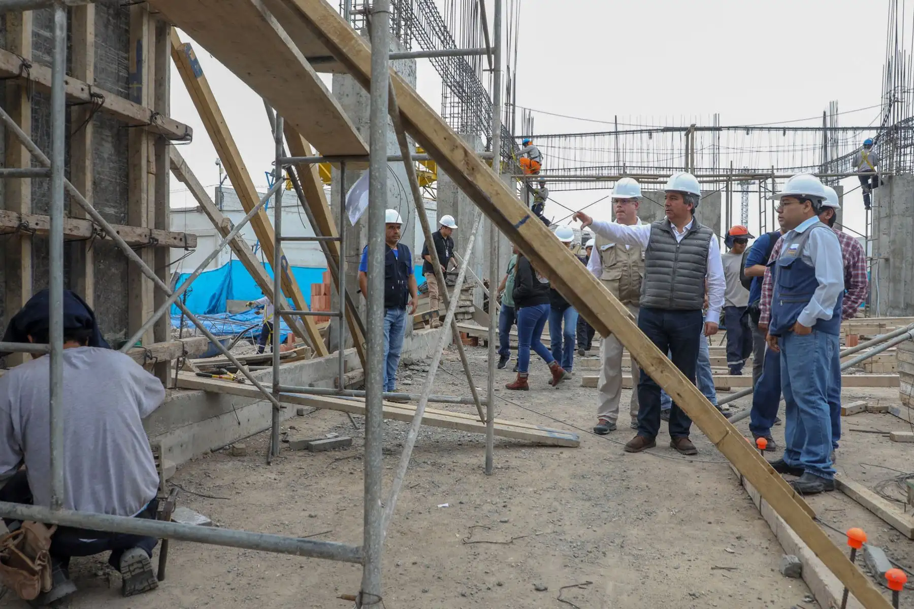 Las obras de mejoramiento del desembarcadero pesquero artesanal (DPA) de Ilo, en la región Moquegua, tienen un 45 % de avance, informó el ministro Raúl Pérez-Reyes.