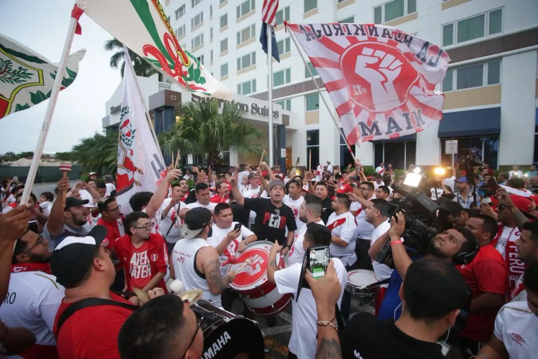 Jugadores de la selección peruana de fútbol saludan a los hinchas apostados en el hotel de Miami, previo al encuentro ante Chile. Foto: ANDINA/FPF