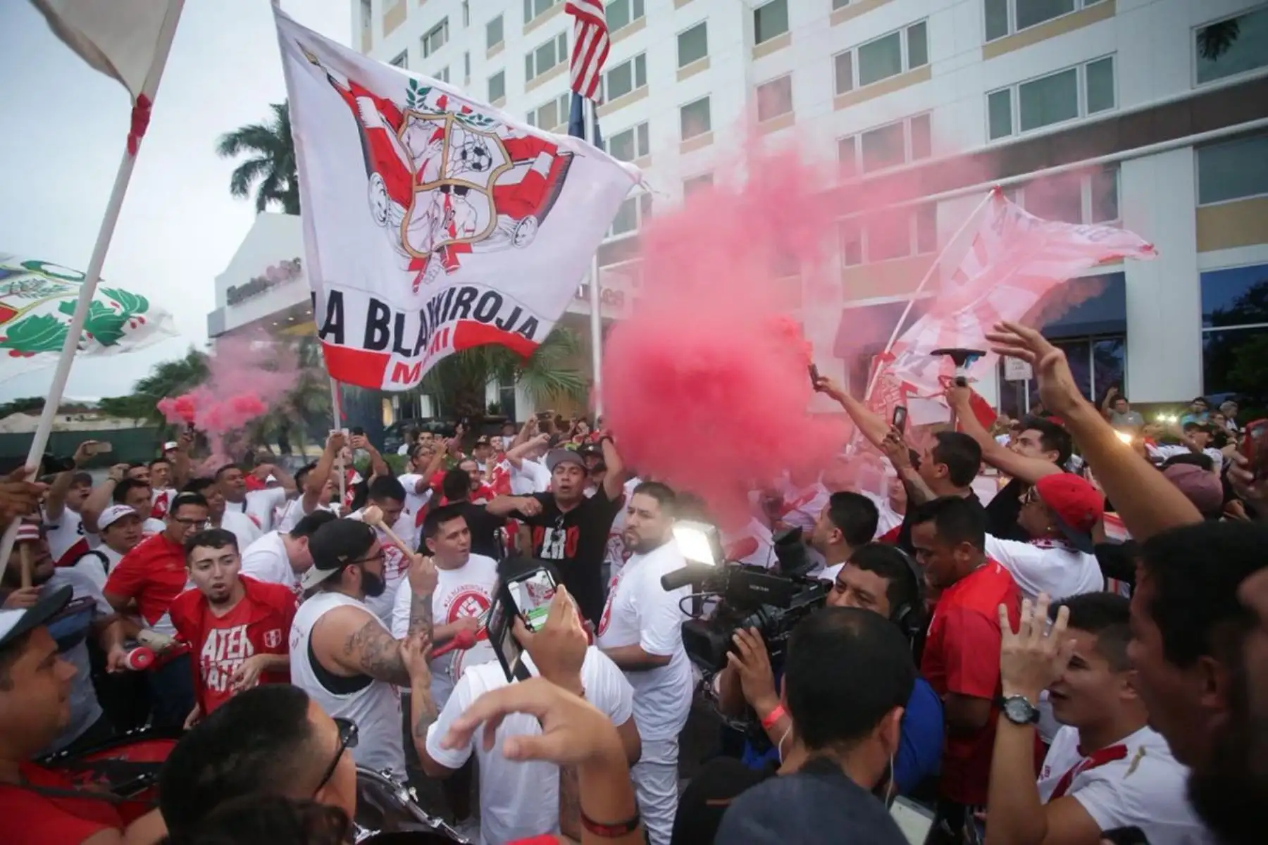 Jugadores de la selección peruana de fútbol saludan a los hinchas apostados en el hotel de Miami, previo al encuentro ante Chile. Foto: ANDINA/FPF