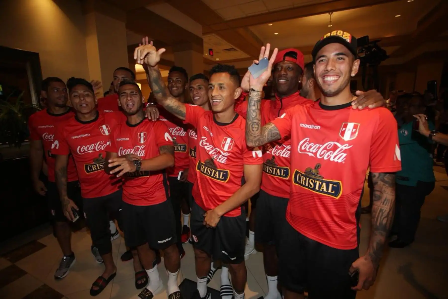 Jugadores de la selección peruana de fútbol saludan a los hinchas apostados en el hotel de Miami, previo al encuentro ante Chile. Foto: ANDINA/FPF