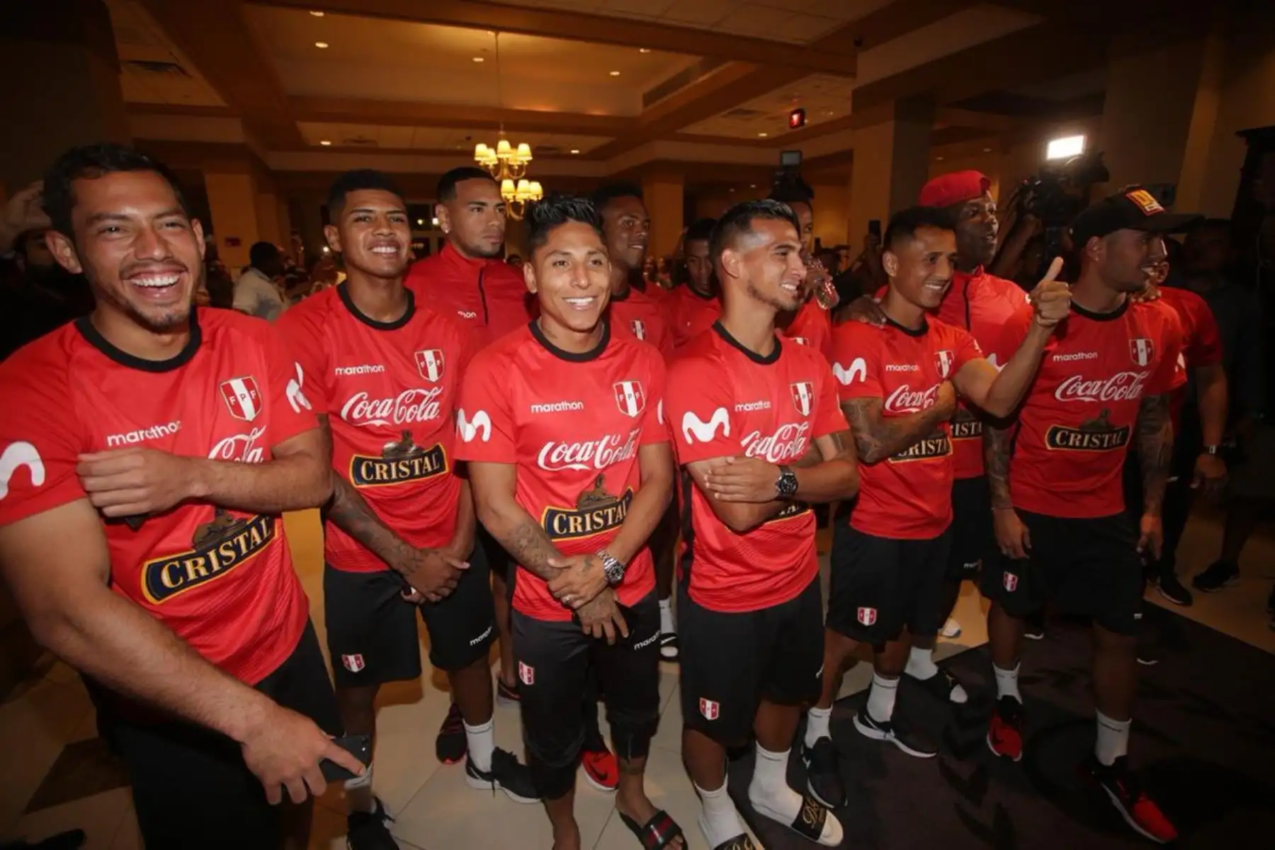 Jugadores de la selección peruana de fútbol saludan a los hinchas apostados en el hotel de Miami, previo al encuentro ante Chile. Foto: ANDINA/FPF