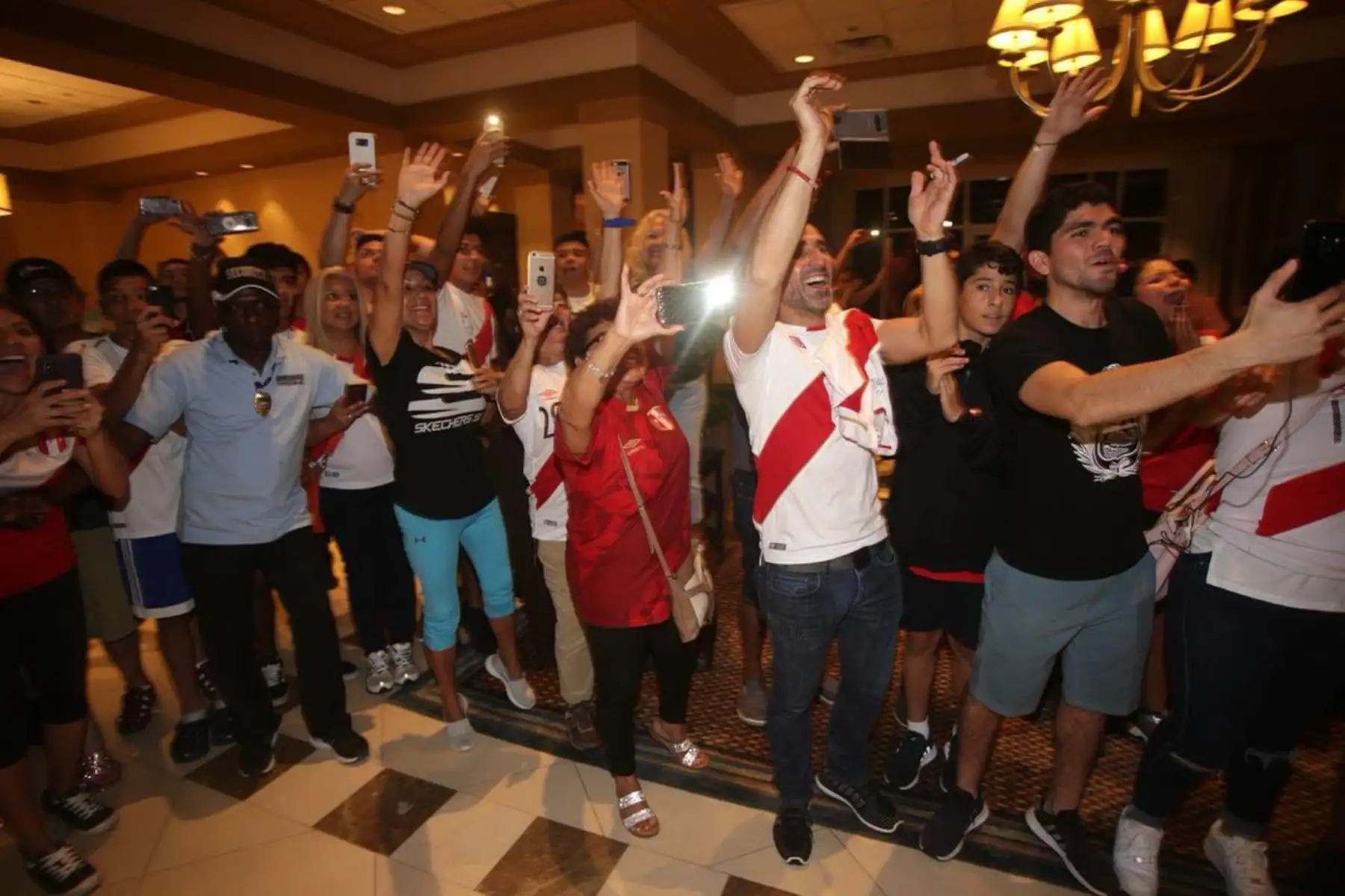 Jugadores de la selección peruana de fútbol saludan a los hinchas apostados en el hotel de Miami, previo al encuentro ante Chile. Foto: ANDINA/FPF