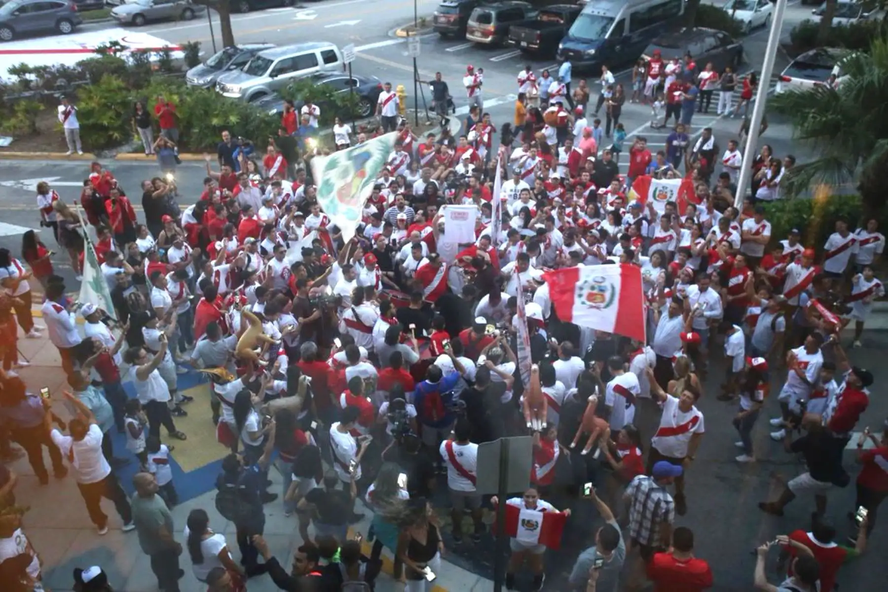 Jugadores de la selección peruana de fútbol saludan a los hinchas apostados en el hotel de Miami, previo al encuentro ante Chile. Foto: ANDINA/FPF