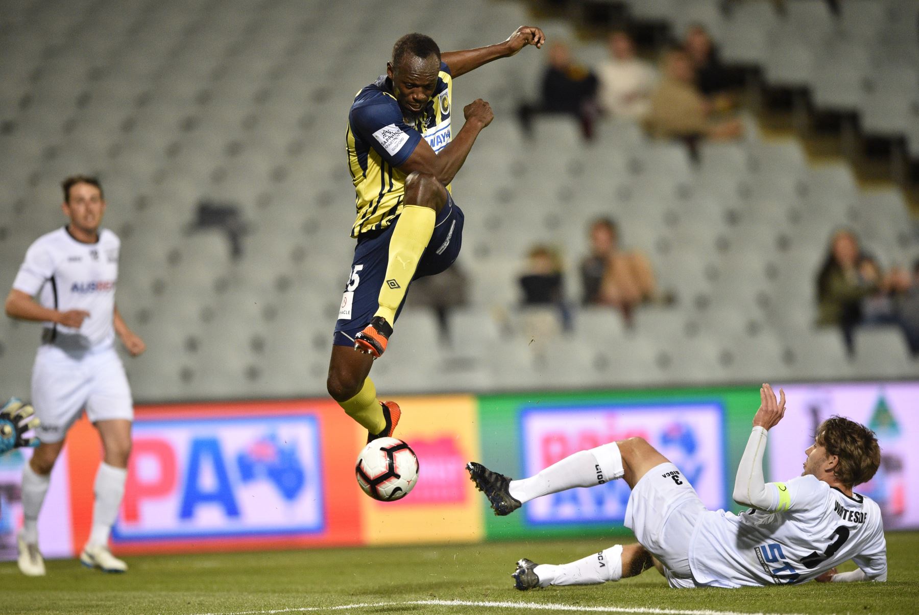 El velocista olímpico Usain Bolt, que juega para el club de fútbol A-League Central Coast Mariners, salta mientras controla el balón en su primer inicio competitivo para el club contra Macarthur South West United en Sydney el 12 de octubre de 2018.  AFP