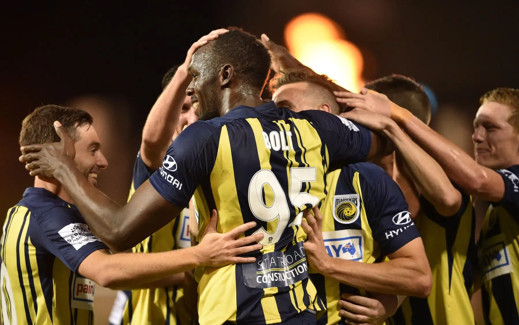 El velocista olímpico Usain Bolt celebra su primer gol con sus compañeros del club de fútbol A-League Central Coast Mariners en su primer inicio competitivo para el club contra Macarthur South West United en Sydney el 12 de octubre de 2018. AFP