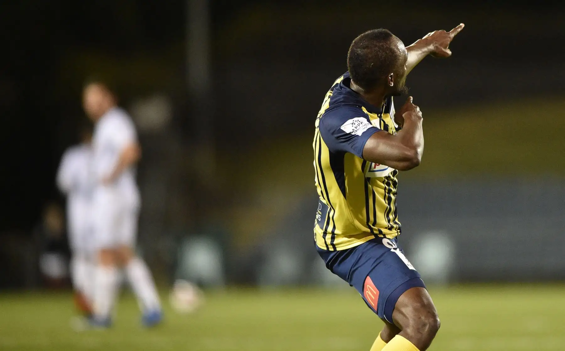 El velocista olímpico Usain Bolt celebra su primer gol con sus compañeros del club de fútbol A-League Central Coast Mariners en su primer inicio competitivo para el club contra Macarthur South West United en Sydney el 12 de octubre de 2018. AFP