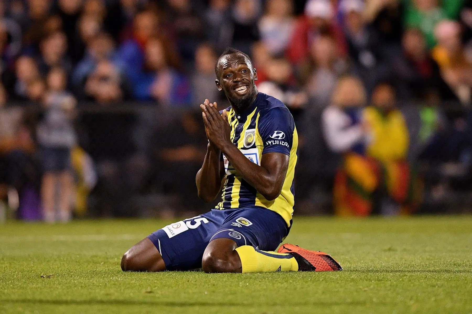 El jugador de los Mariners y ex atleta jamaicano Usain Bolt reacciona tras una ocasión de gol fallida durante el partido de la Liga Australiana de fútbol que enfrentó a los Mariners y a los Macarthur South West United, en el estadio Campbelltown de SÌdney (Australia), hoy, 12 de octubre de 2018. EFE