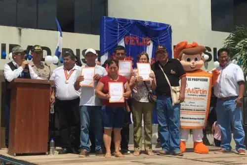 El gobernador regional de San Martín, Víctor Noriega, entregó 670 títulos de propiedad rural, en las provincias de Huallaga y Mariscal Cáceres, en donde resaltó el apoyo de Devida para este proceso e indicó que el referido documento es una herramienta valiosa para ayudar a las familias pobres a lograr su desarrollo económico.