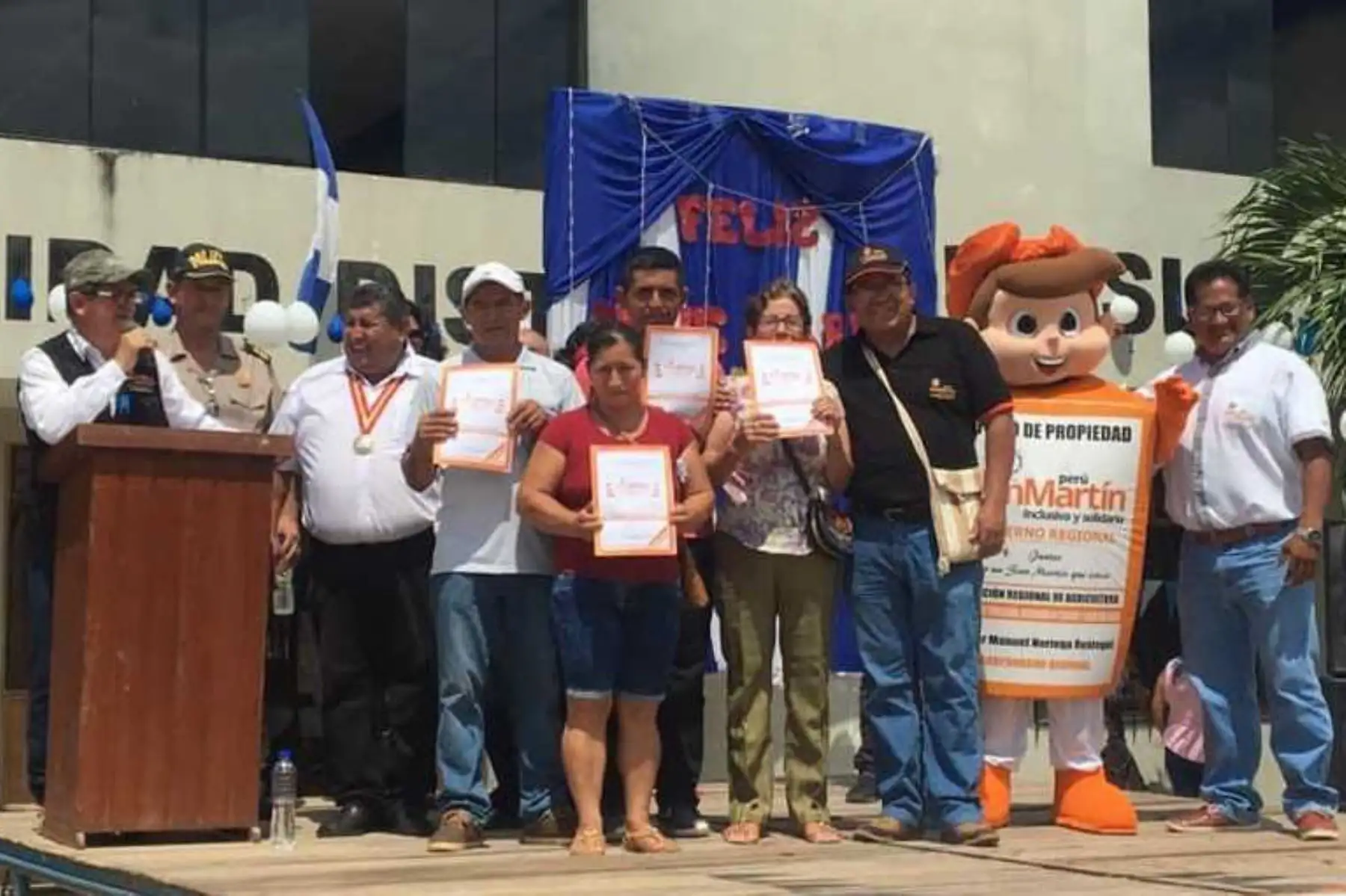 El gobernador regional de San Martín, Víctor Noriega, entregó 670 títulos de propiedad rural, en las provincias de Huallaga y Mariscal Cáceres, en donde resaltó el apoyo de Devida para este proceso e indicó que el referido documento es una herramienta valiosa para ayudar a las familias pobres a lograr su desarrollo económico.