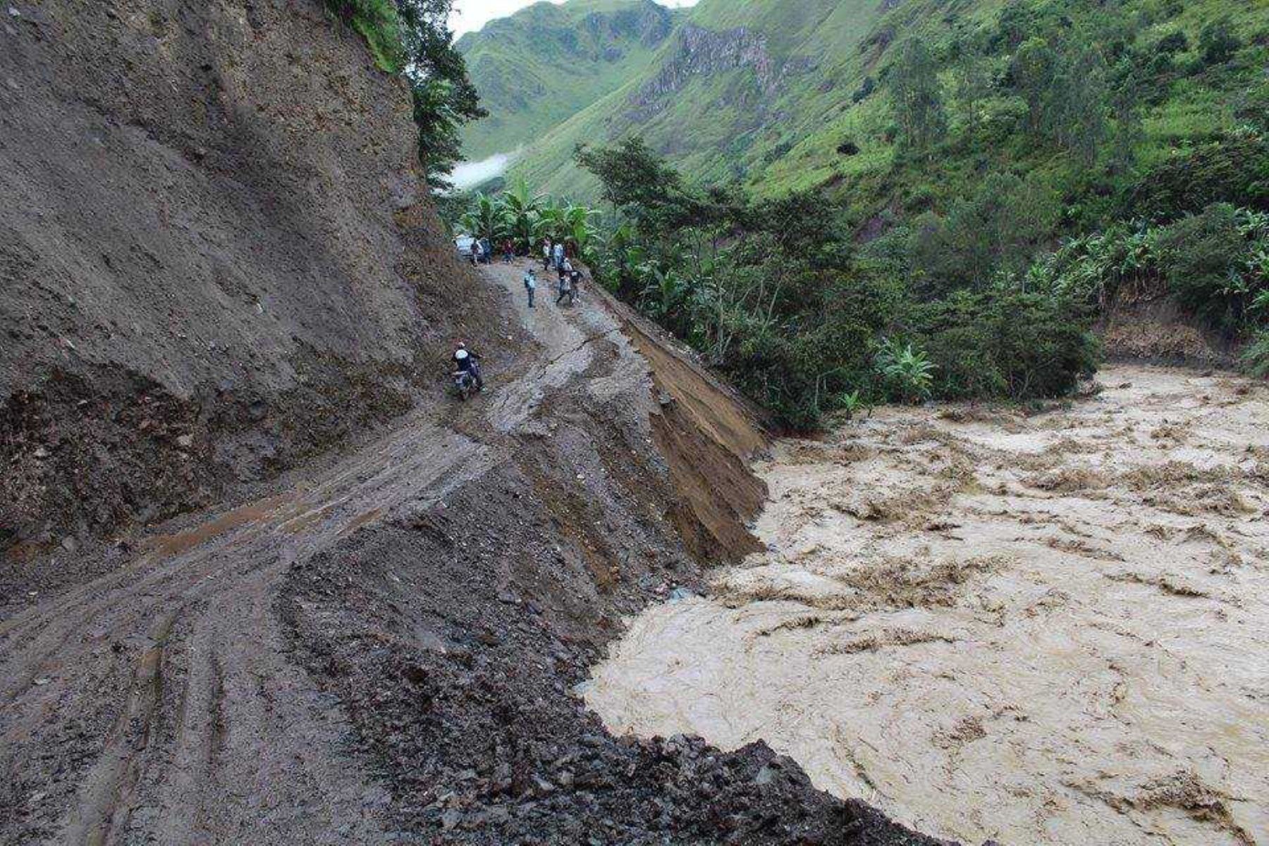 Los distritos de Vilcabamba e Incahuasi, en la provincia cusqueña de La Convención, se encuentran temporalmente aislados tras la caída de un huaico provocado por las intensas lluvias que se registran desde el pasado martes.