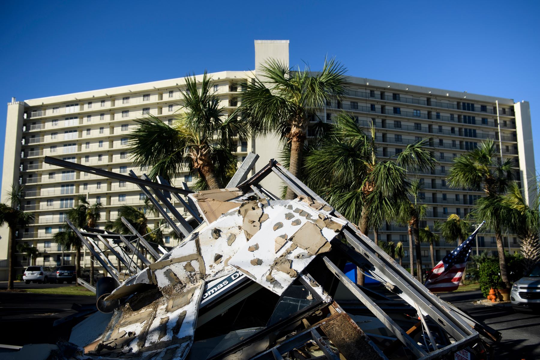El 12 de octubre de 2018 en Panama City Beach, Florida, se vio una casa de vigilancia destruida tras el huracán Michael. - Los equipos de búsqueda y rescate se enfrentaron a un segundo día de revisión del arruinado paisaje dejado por el huracán Michael el viernes cuando el número de muertos aumentó a 11. AFP
