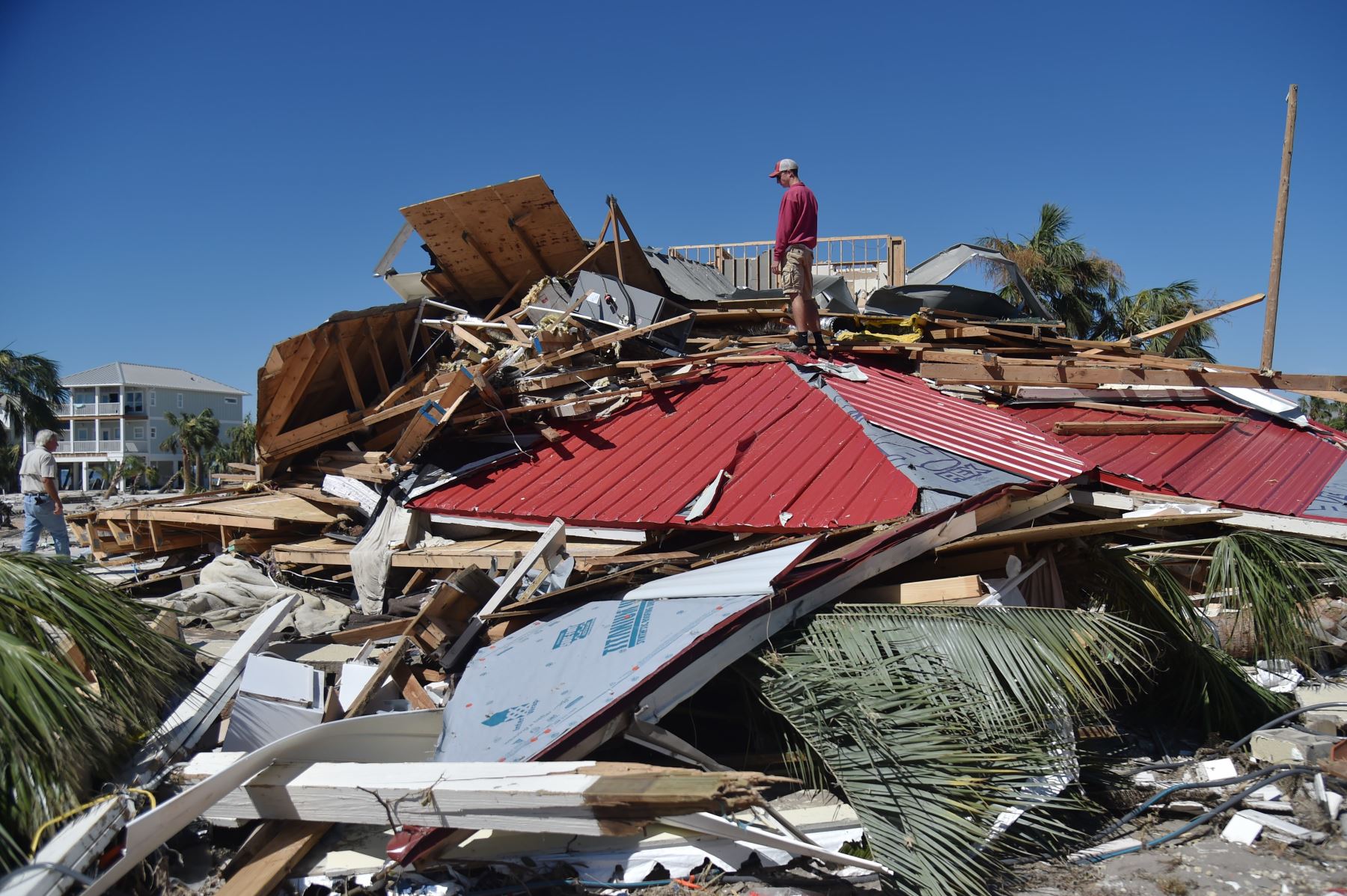 Pete Miller (L) verifica los restos de su casa después del huracán Michael el 12 de octubre de 2018 en Mexico Beach, Florida. - Los equipos de rescate que utilizaron perros rastreadores llevaron a cabo una severa búsqueda de víctimas del huracán Michael el viernes, en medio de temores de que el número de muertos por la tormenta de monstruos, que actualmente es de 11, podría aumentar. AFP